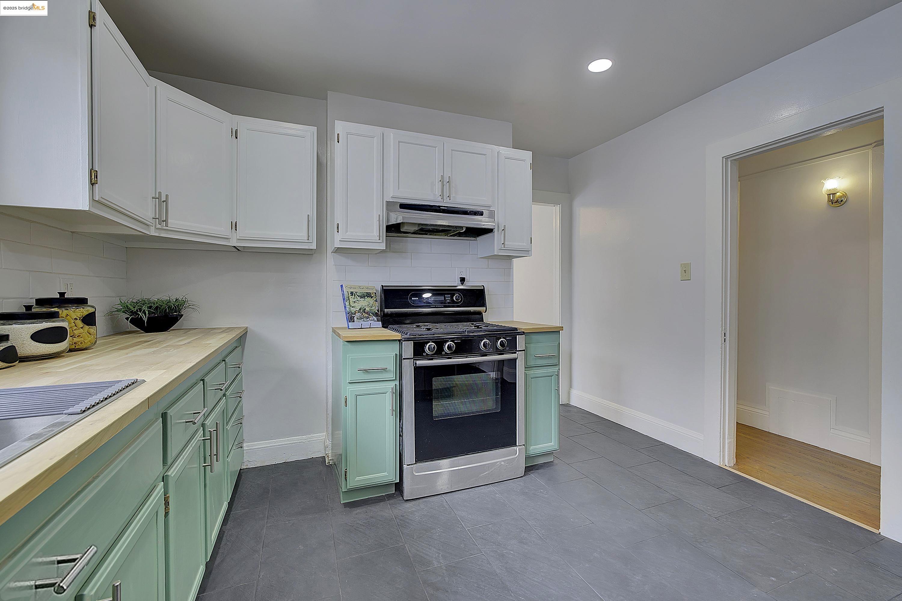Detail Gallery Image 18 of 42 For 1337 E 25th St, Oakland,  CA 94606 - 3 Beds | 2 Baths