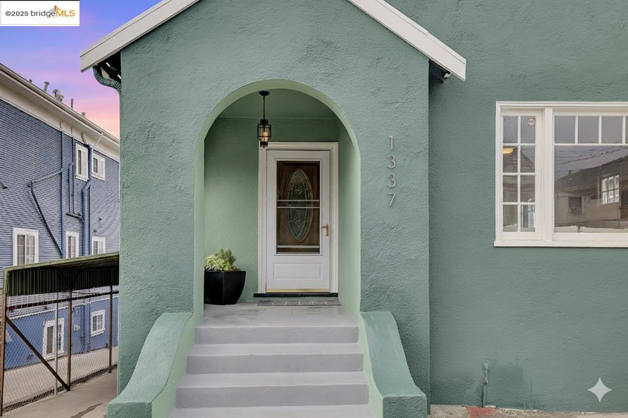 Detail Gallery Image 4 of 42 For 1337 E 25th St, Oakland,  CA 94606 - 3 Beds | 2 Baths