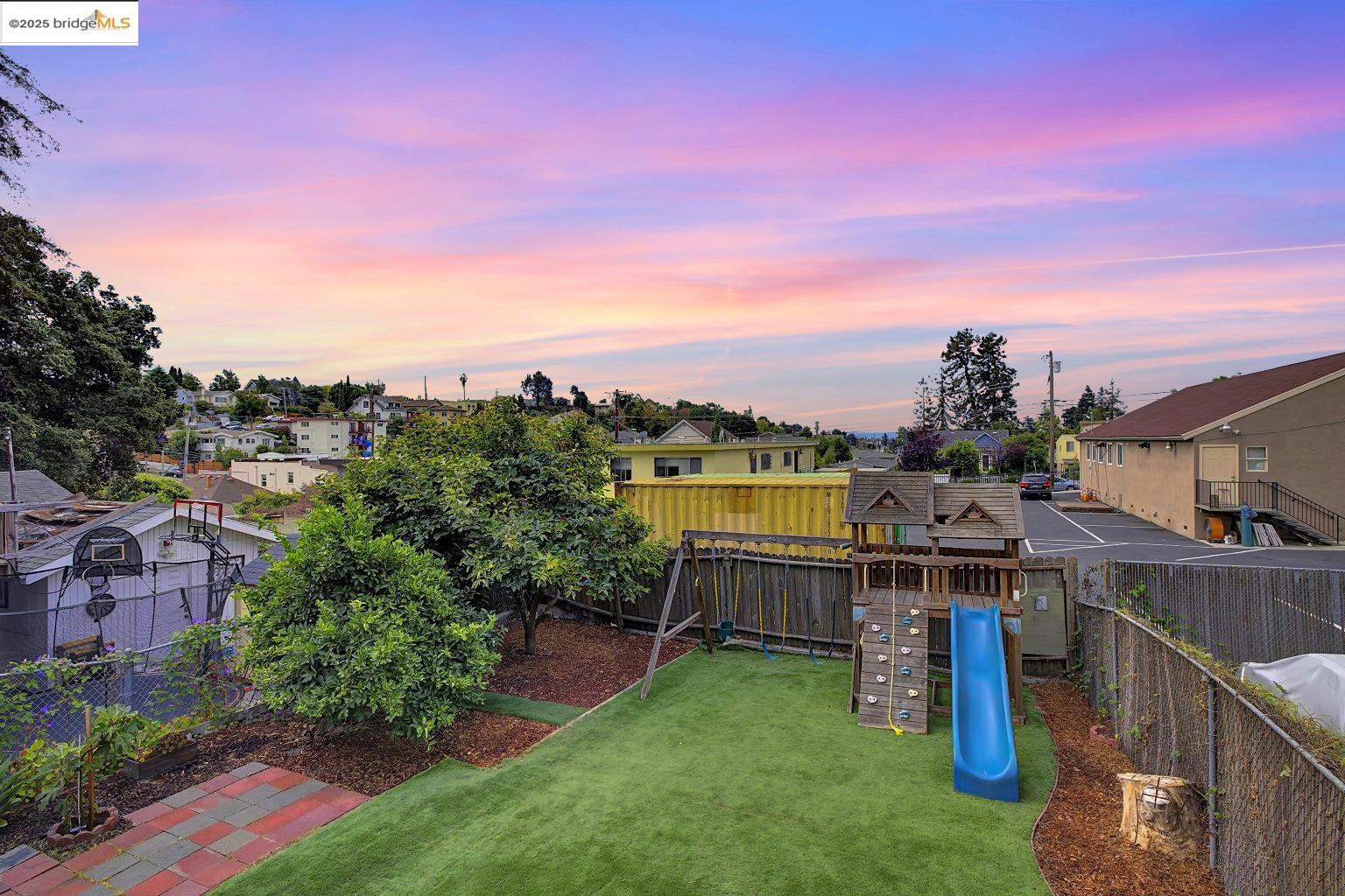 Detail Gallery Image 35 of 42 For 1337 E 25th St, Oakland,  CA 94606 - 3 Beds | 2 Baths