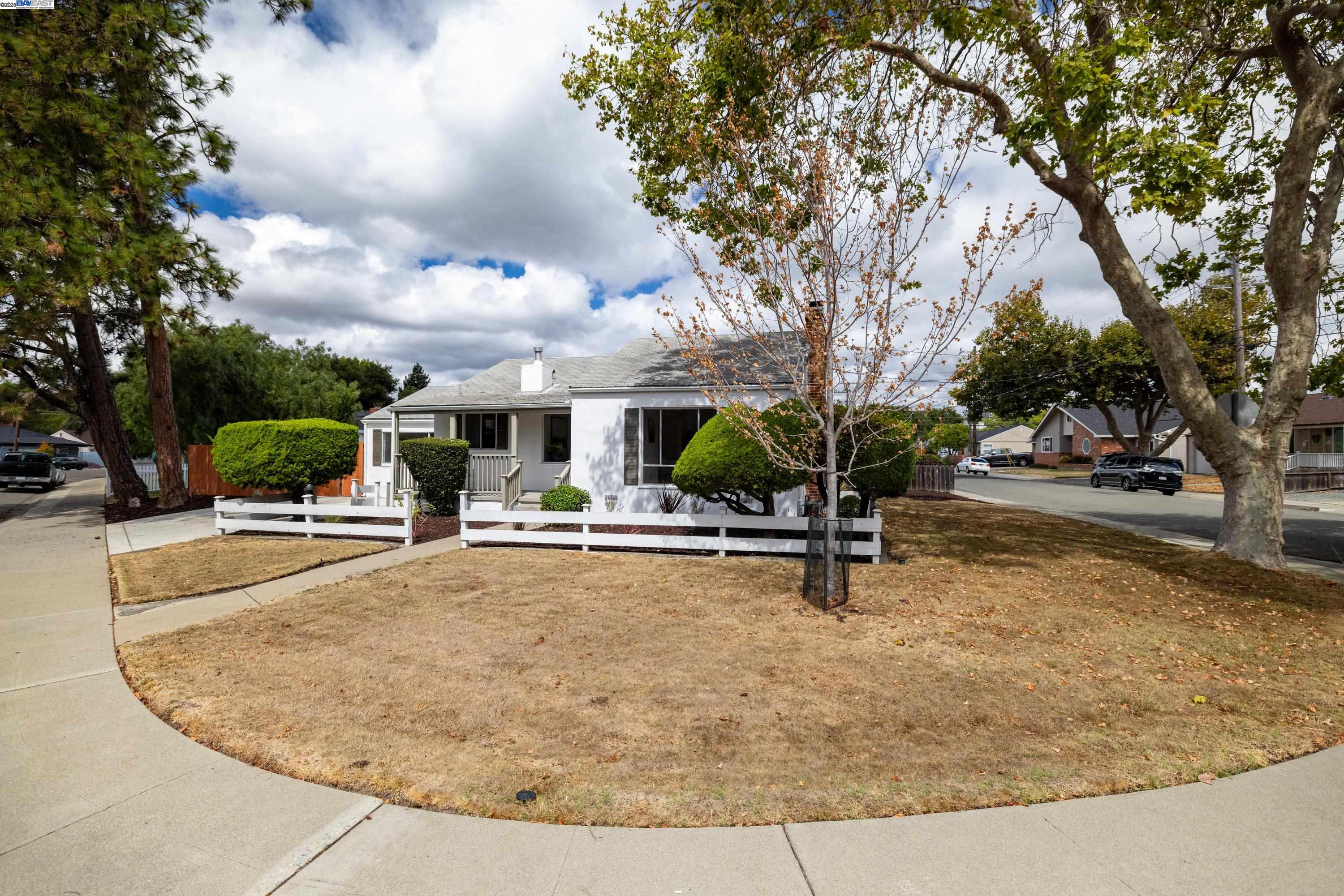 Detail Gallery Image 2 of 18 For 22134 Orange Ave, Castro Valley,  CA 94546 - 2 Beds | 1 Baths
