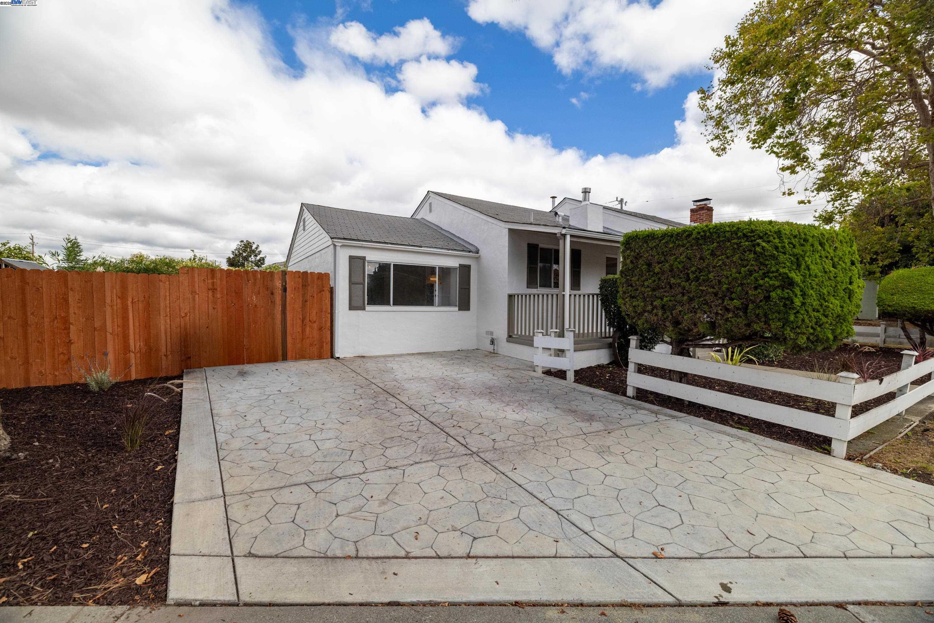 Detail Gallery Image 3 of 18 For 22134 Orange Ave, Castro Valley,  CA 94546 - 2 Beds | 1 Baths