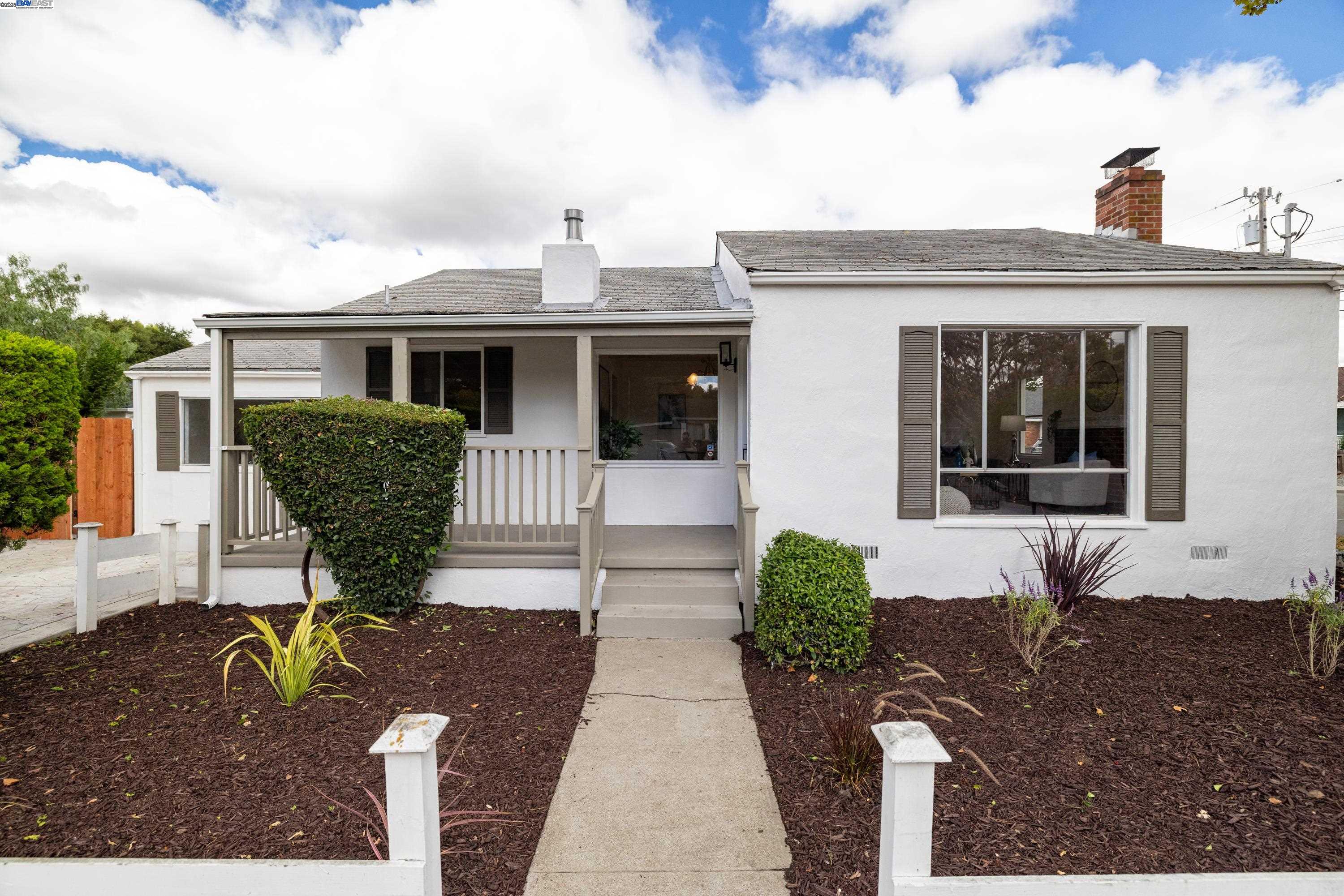 Detail Gallery Image 4 of 18 For 22134 Orange Ave, Castro Valley,  CA 94546 - 2 Beds | 1 Baths