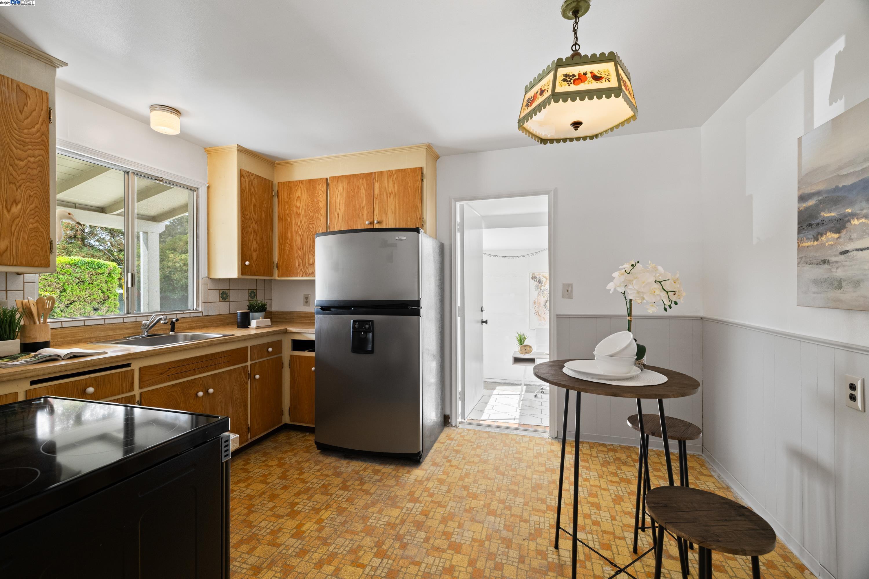 Detail Gallery Image 8 of 18 For 22134 Orange Ave, Castro Valley,  CA 94546 - 2 Beds | 1 Baths
