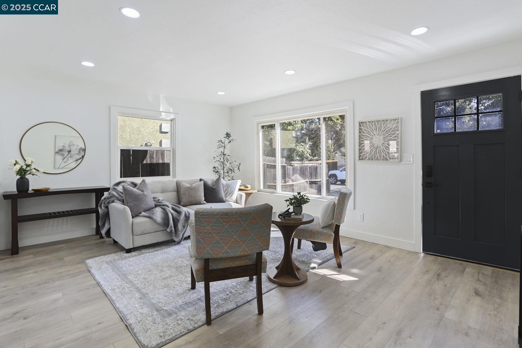 Detail Gallery Image 3 of 18 For 4024 39th St, Sacramento,  CA 95820 - 2 Beds | 1 Baths