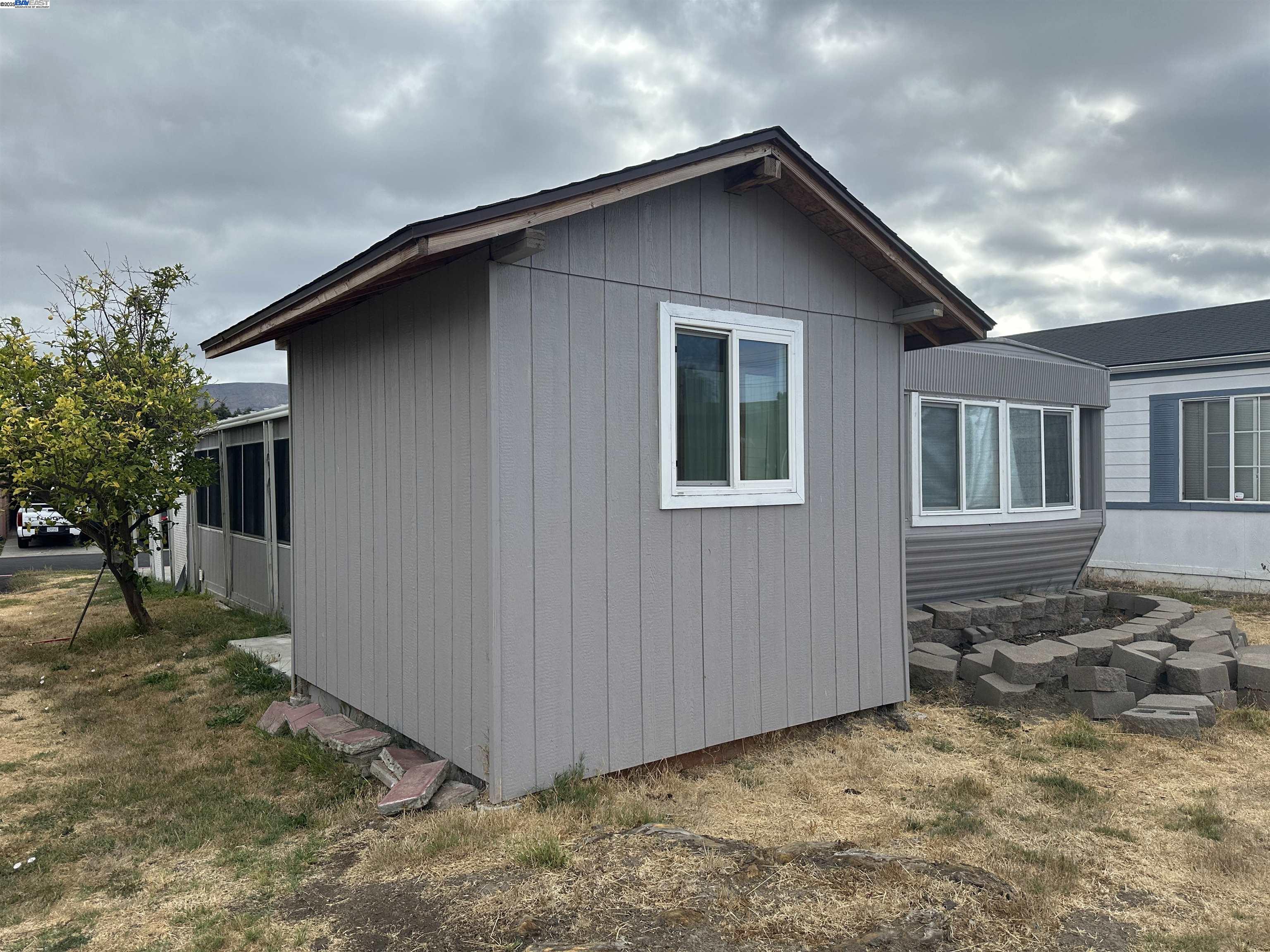 Detail Gallery Image 2 of 22 For 208 Manitoba Ter, Fremont,  CA 94538 - 2 Beds | 1/1 Baths