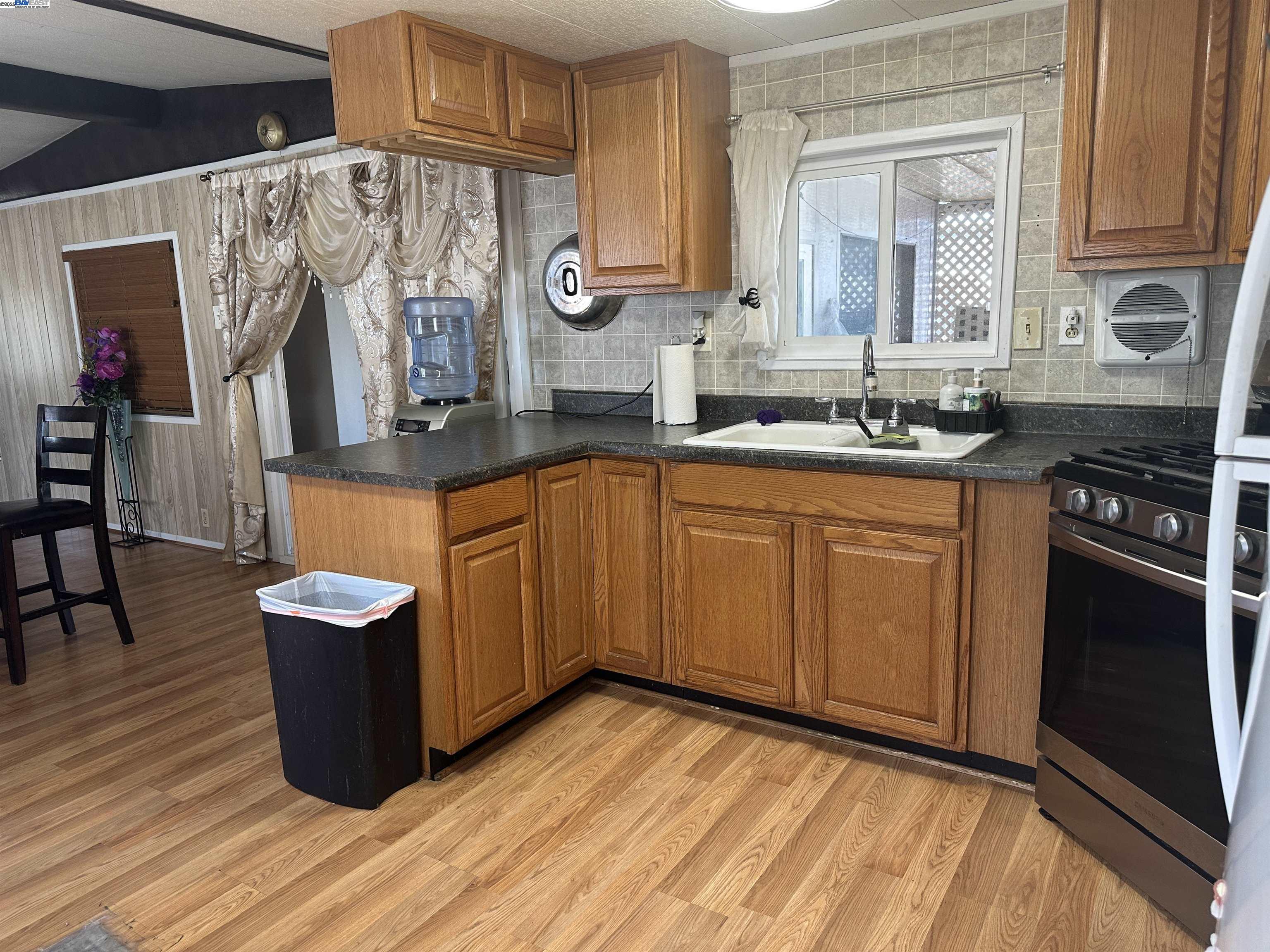 Detail Gallery Image 3 of 22 For 208 Manitoba Ter, Fremont,  CA 94538 - 2 Beds | 1/1 Baths