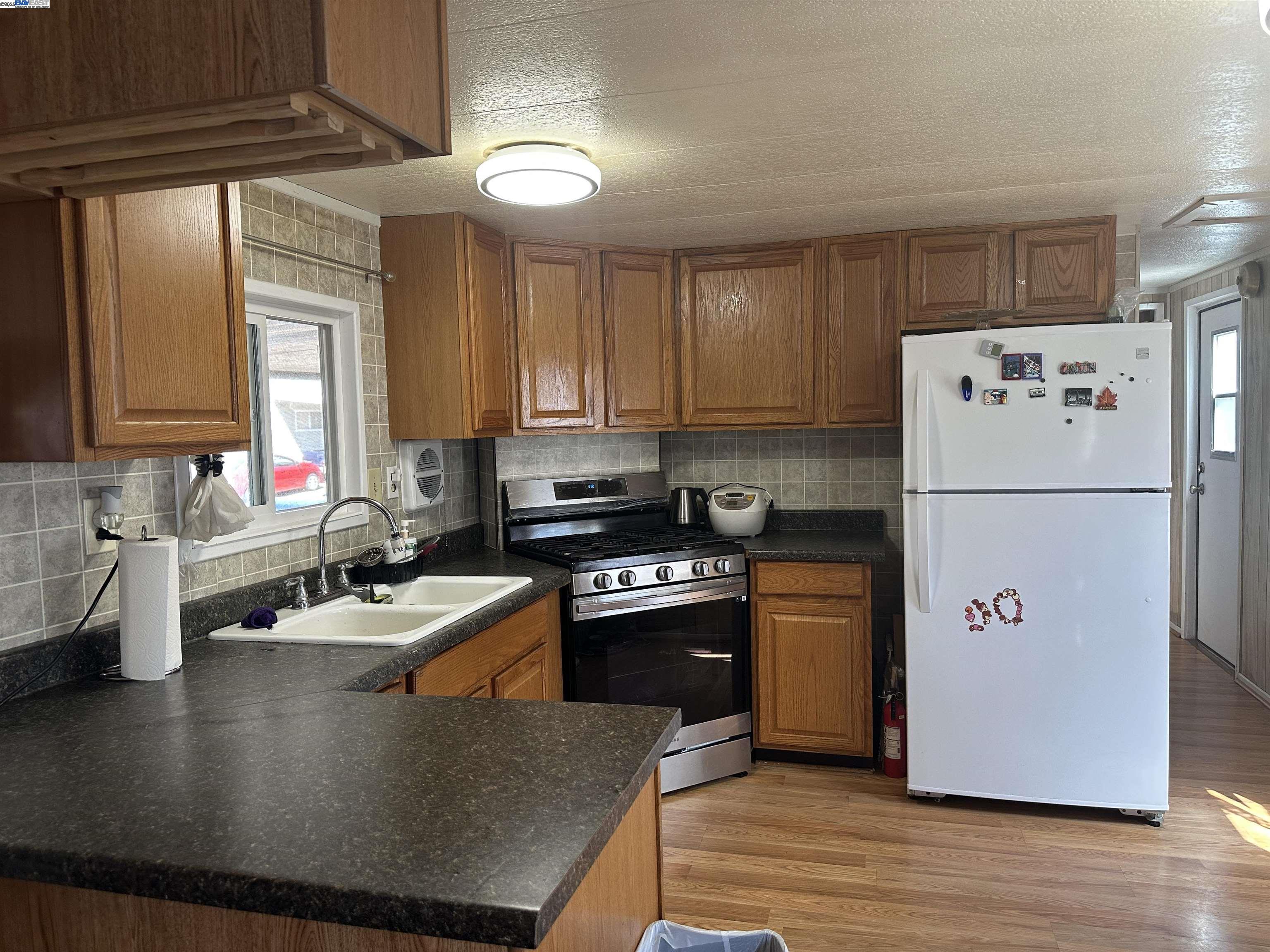 Detail Gallery Image 4 of 22 For 208 Manitoba Ter, Fremont,  CA 94538 - 2 Beds | 1/1 Baths