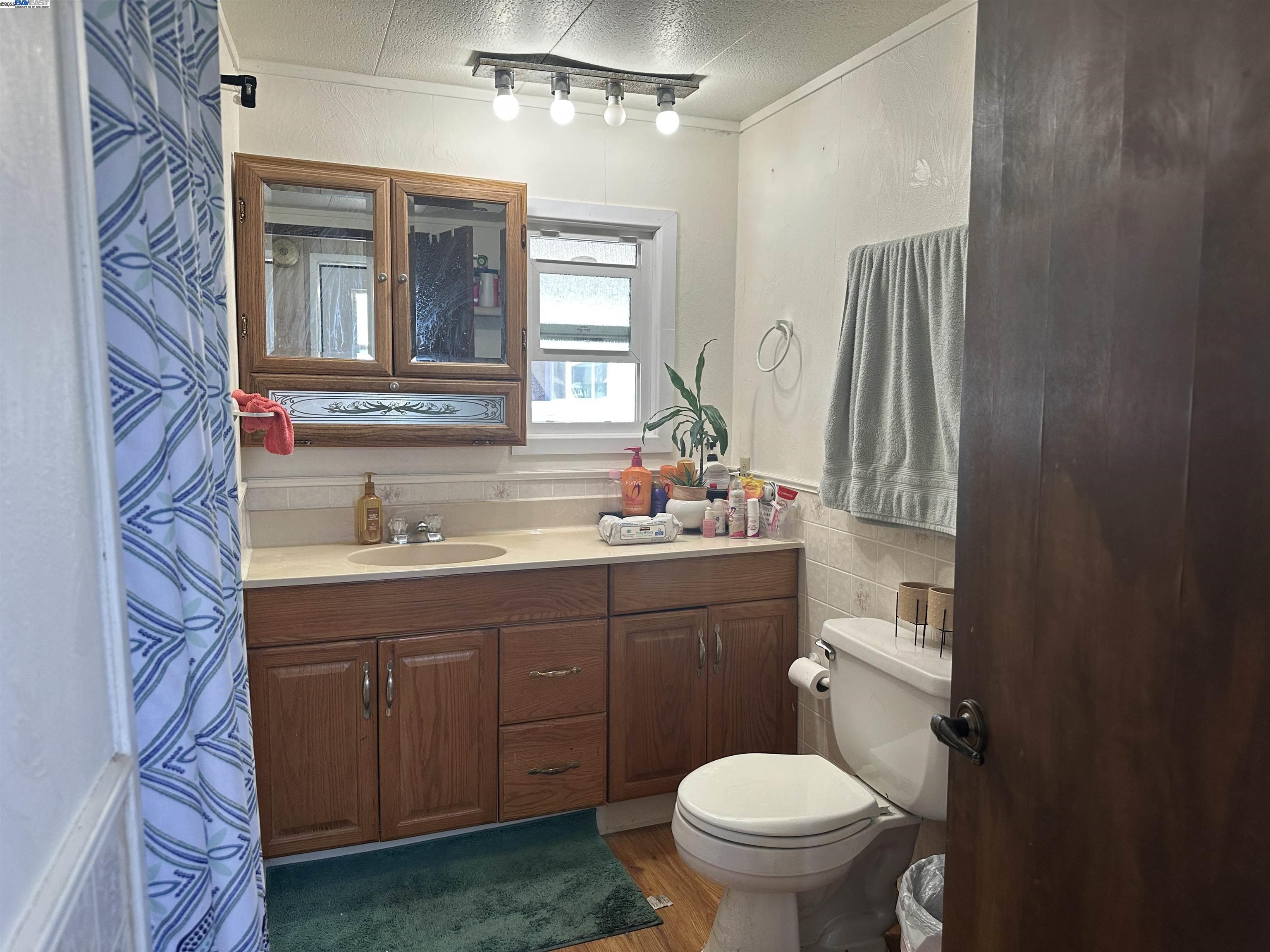 Detail Gallery Image 6 of 22 For 208 Manitoba Ter, Fremont,  CA 94538 - 2 Beds | 1/1 Baths