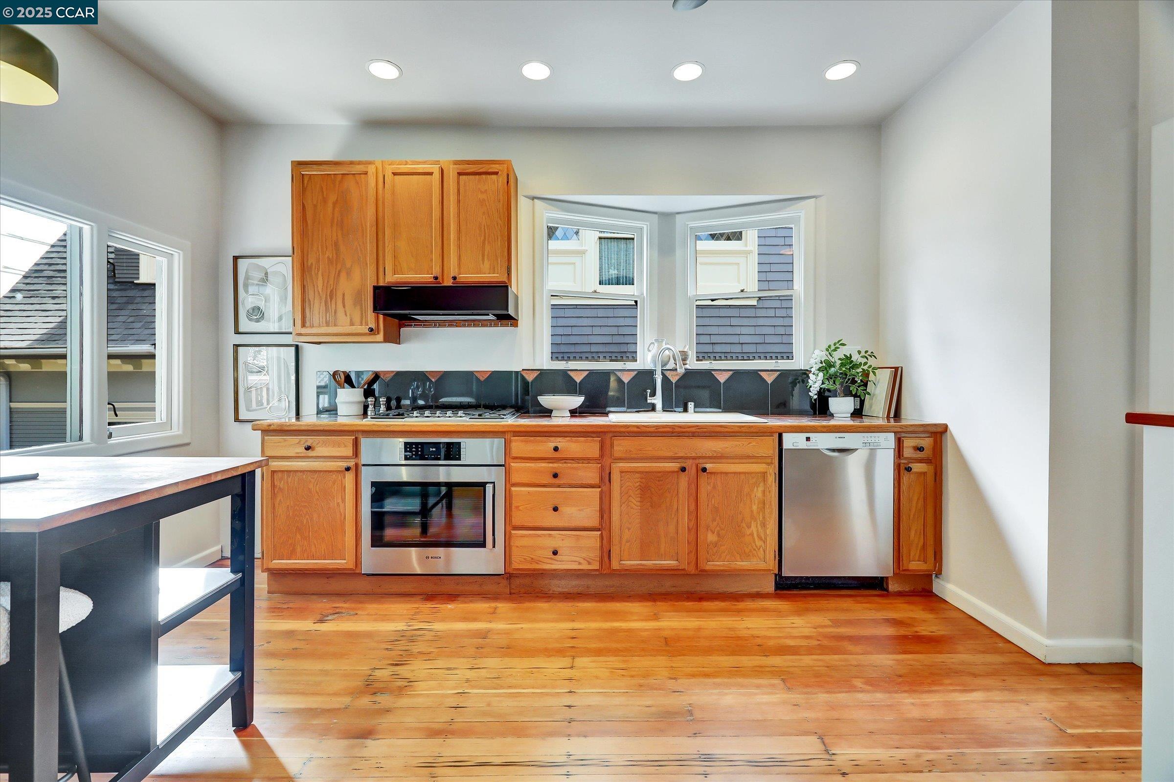 Detail Gallery Image 18 of 46 For 512 Haddon Rd, Oakland,  CA 94606 - 2 Beds | 1/1 Baths