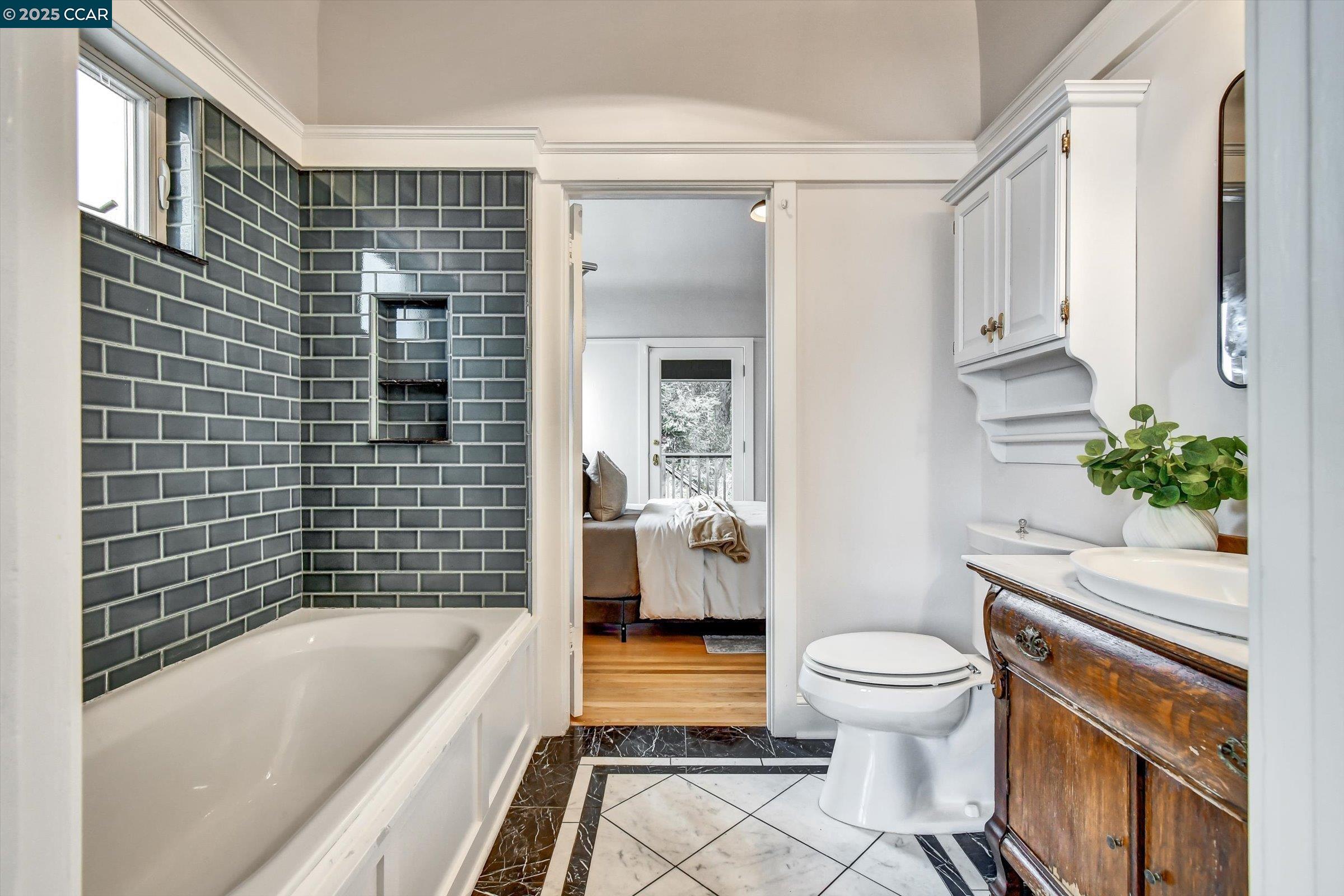 Detail Gallery Image 25 of 46 For 512 Haddon Rd, Oakland,  CA 94606 - 2 Beds | 1/1 Baths