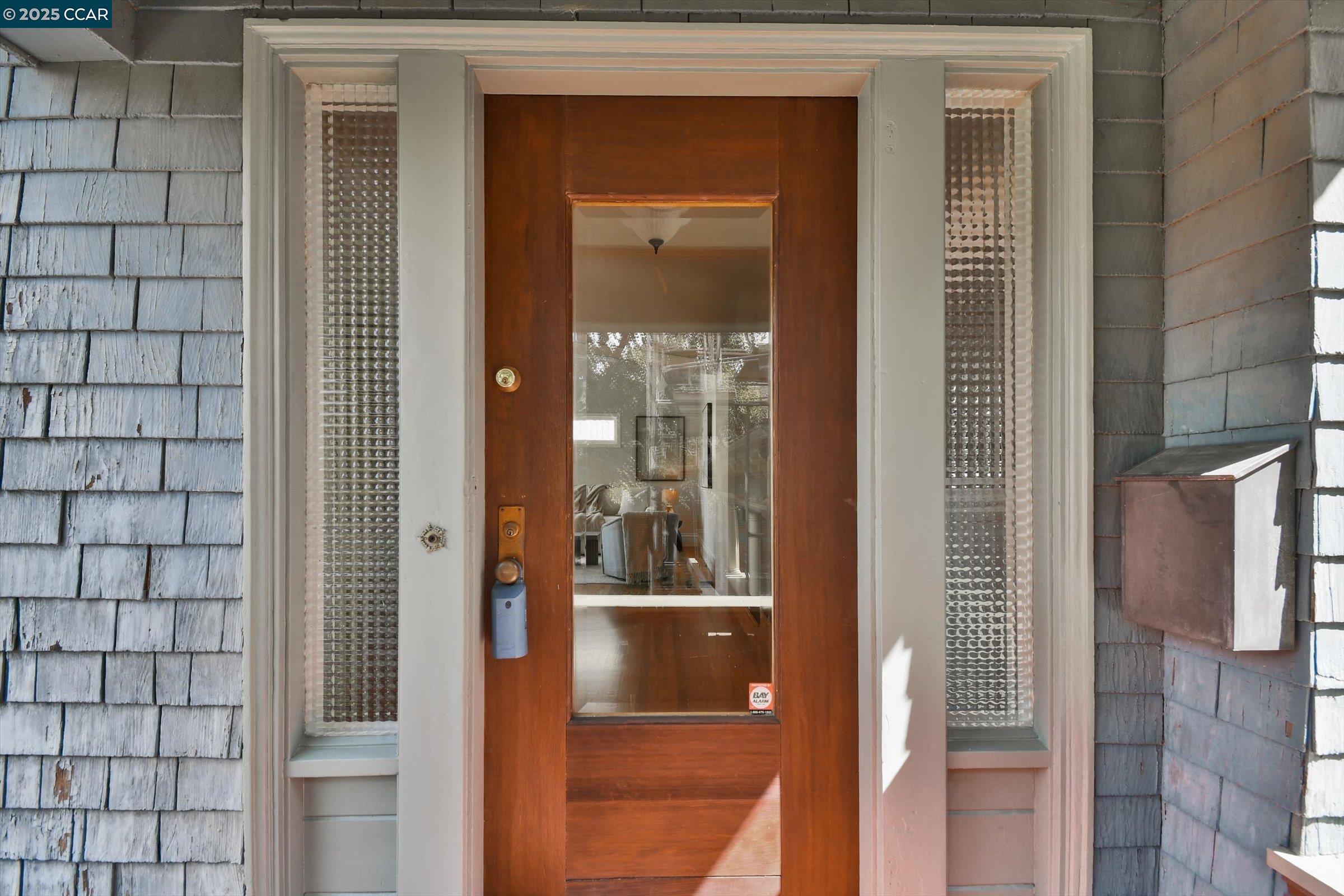 Detail Gallery Image 5 of 46 For 512 Haddon Rd, Oakland,  CA 94606 - 2 Beds | 1/1 Baths