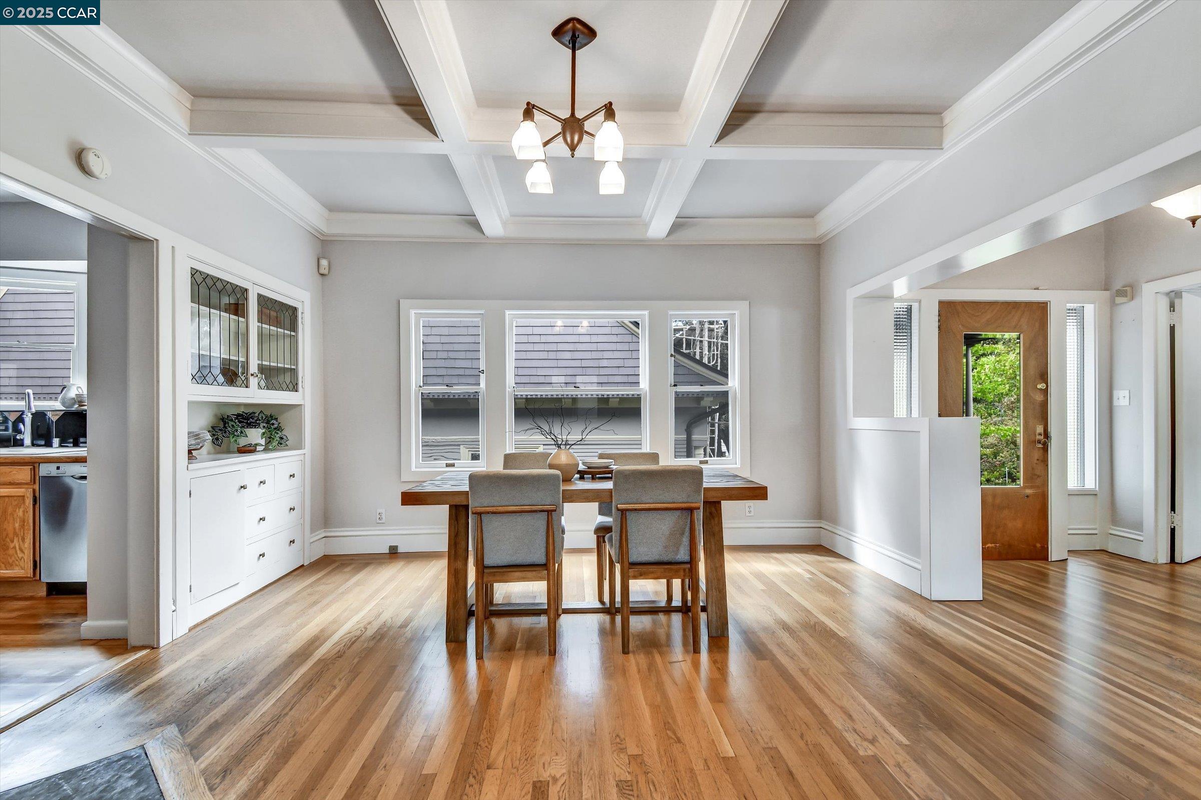 Detail Gallery Image 9 of 46 For 512 Haddon Rd, Oakland,  CA 94606 - 2 Beds | 1/1 Baths