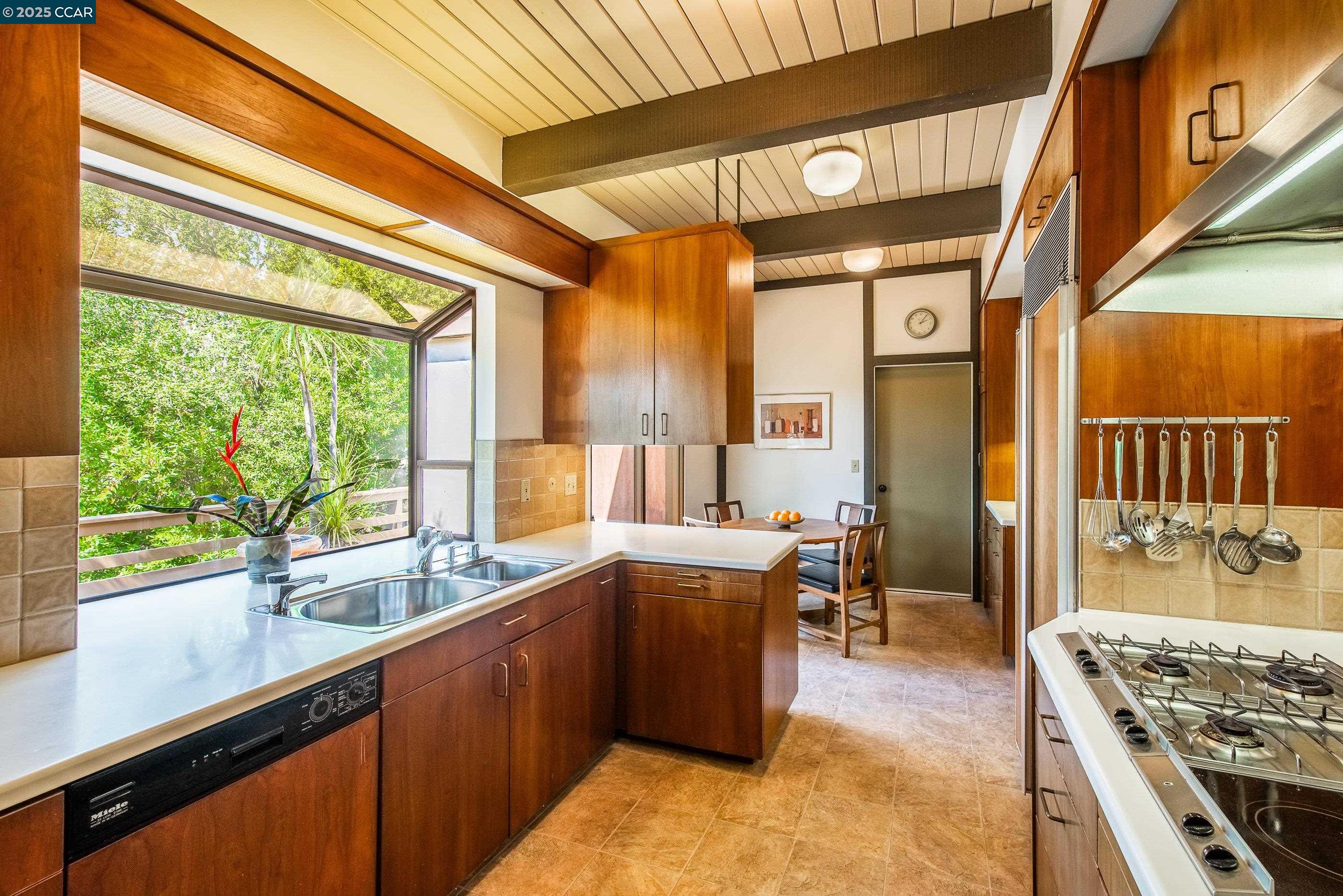 Detail Gallery Image 16 of 57 For 1275 Panorama Drive, Lafayette,  CA 94549 - 4 Beds | 3/1 Baths