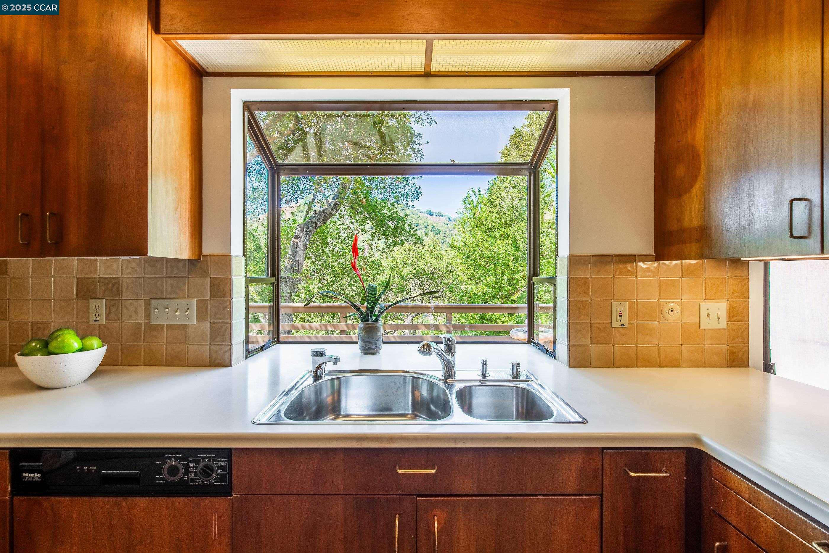 Detail Gallery Image 18 of 57 For 1275 Panorama Drive, Lafayette,  CA 94549 - 4 Beds | 3/1 Baths