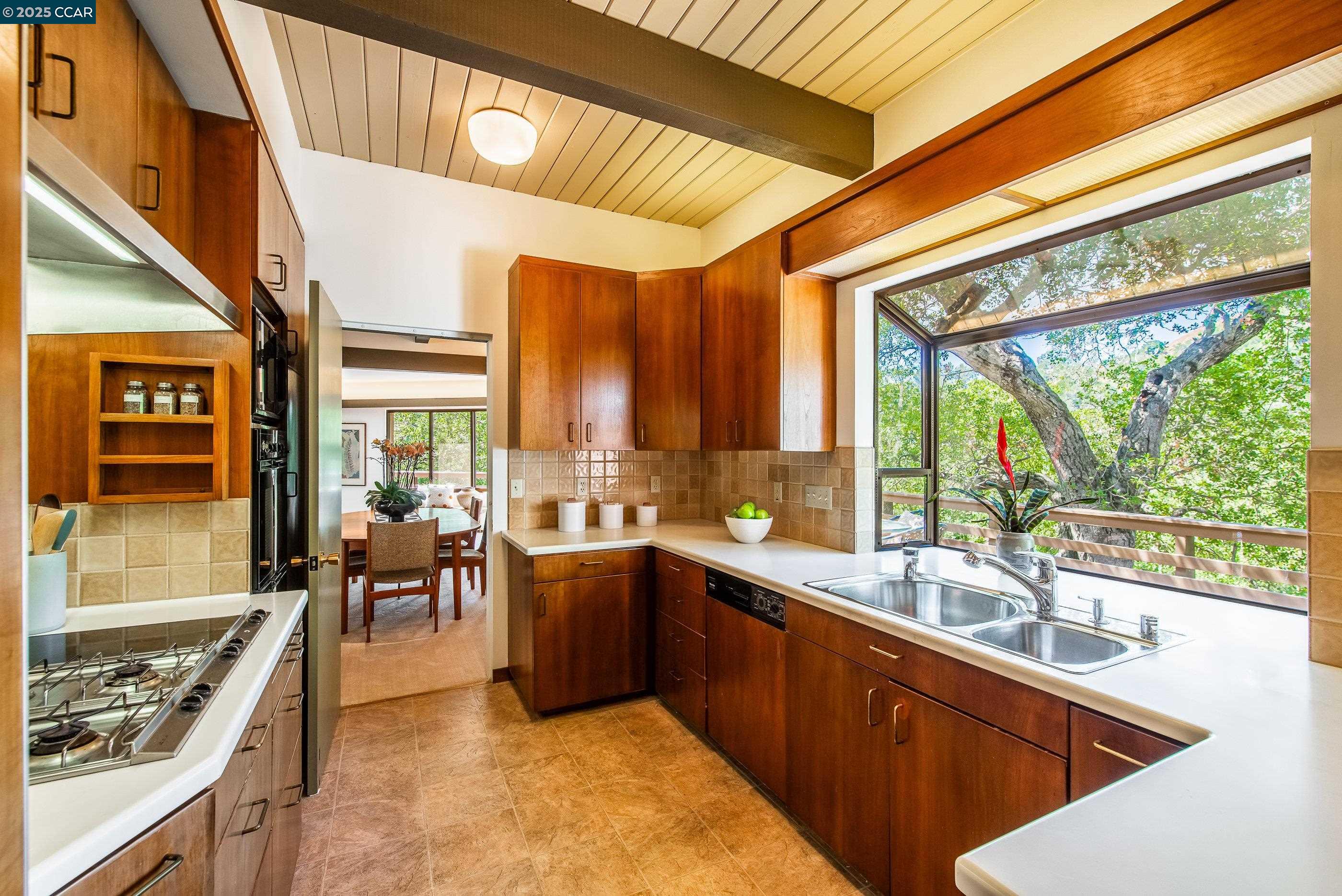 Detail Gallery Image 21 of 57 For 1275 Panorama Drive, Lafayette,  CA 94549 - 4 Beds | 3/1 Baths