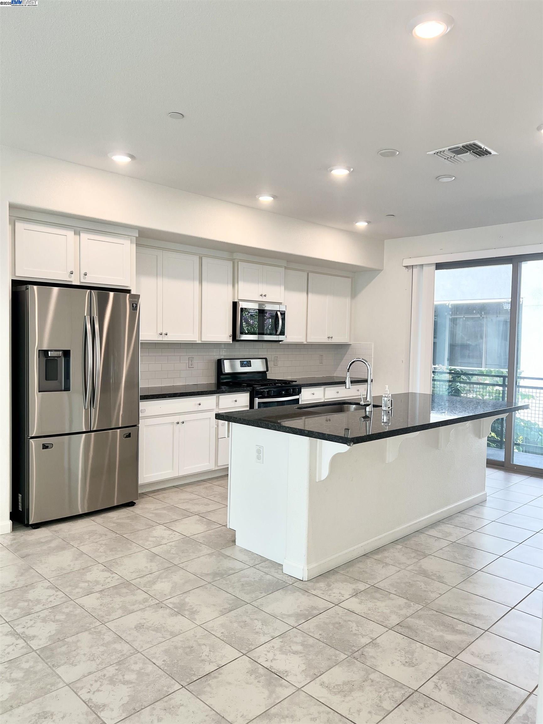 Detail Gallery Image 7 of 29 For 25350 Parklane Dr, Hayward,  CA 94544 - 4 Beds | 3/1 Baths