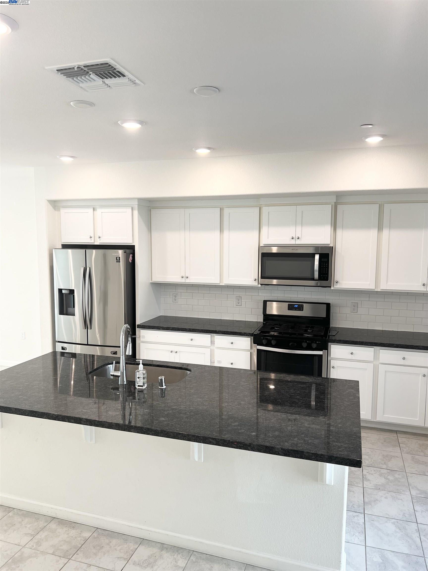 Detail Gallery Image 8 of 29 For 25350 Parklane Dr, Hayward,  CA 94544 - 4 Beds | 3/1 Baths