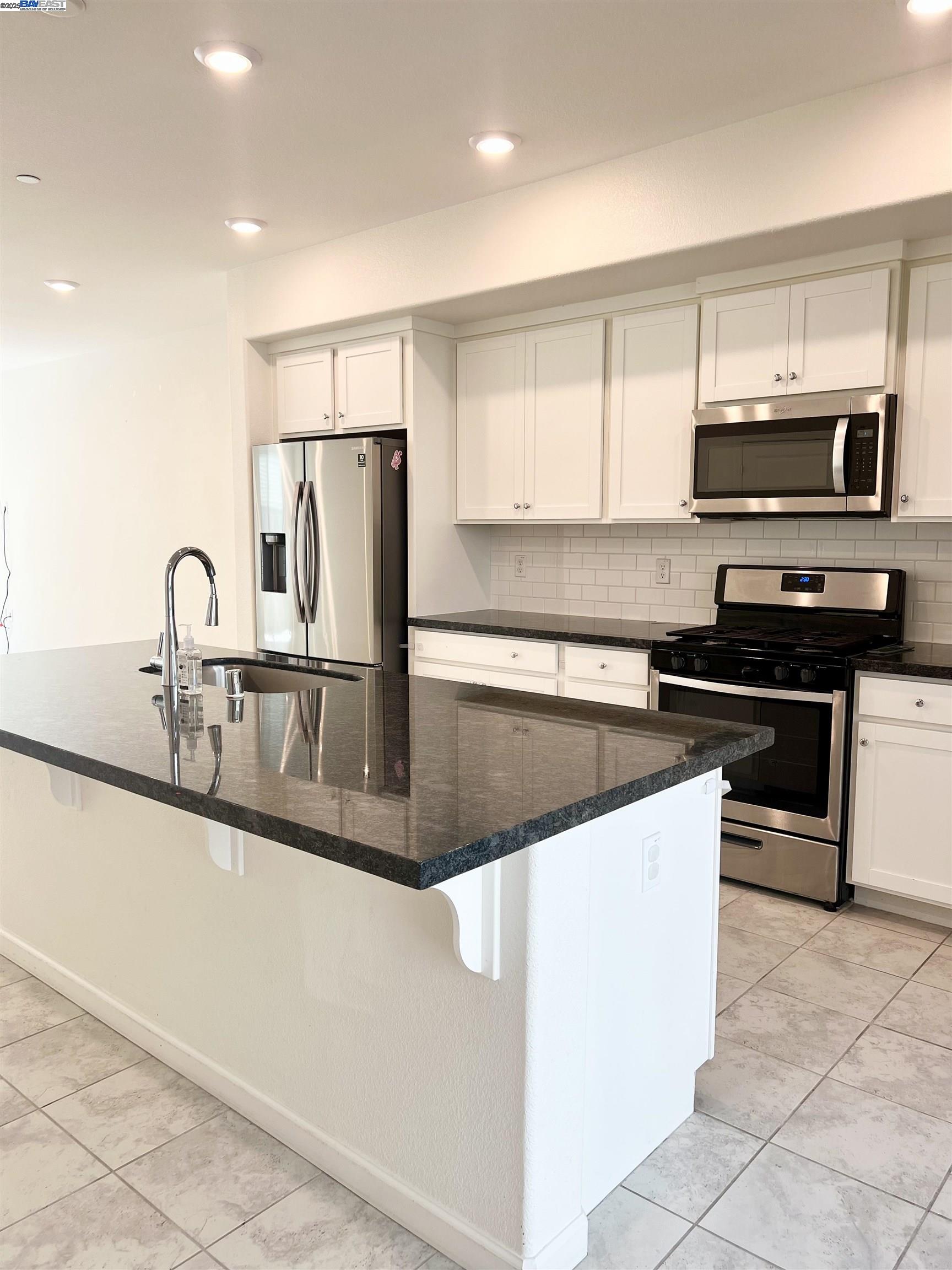 Detail Gallery Image 9 of 29 For 25350 Parklane Dr, Hayward,  CA 94544 - 4 Beds | 3/1 Baths