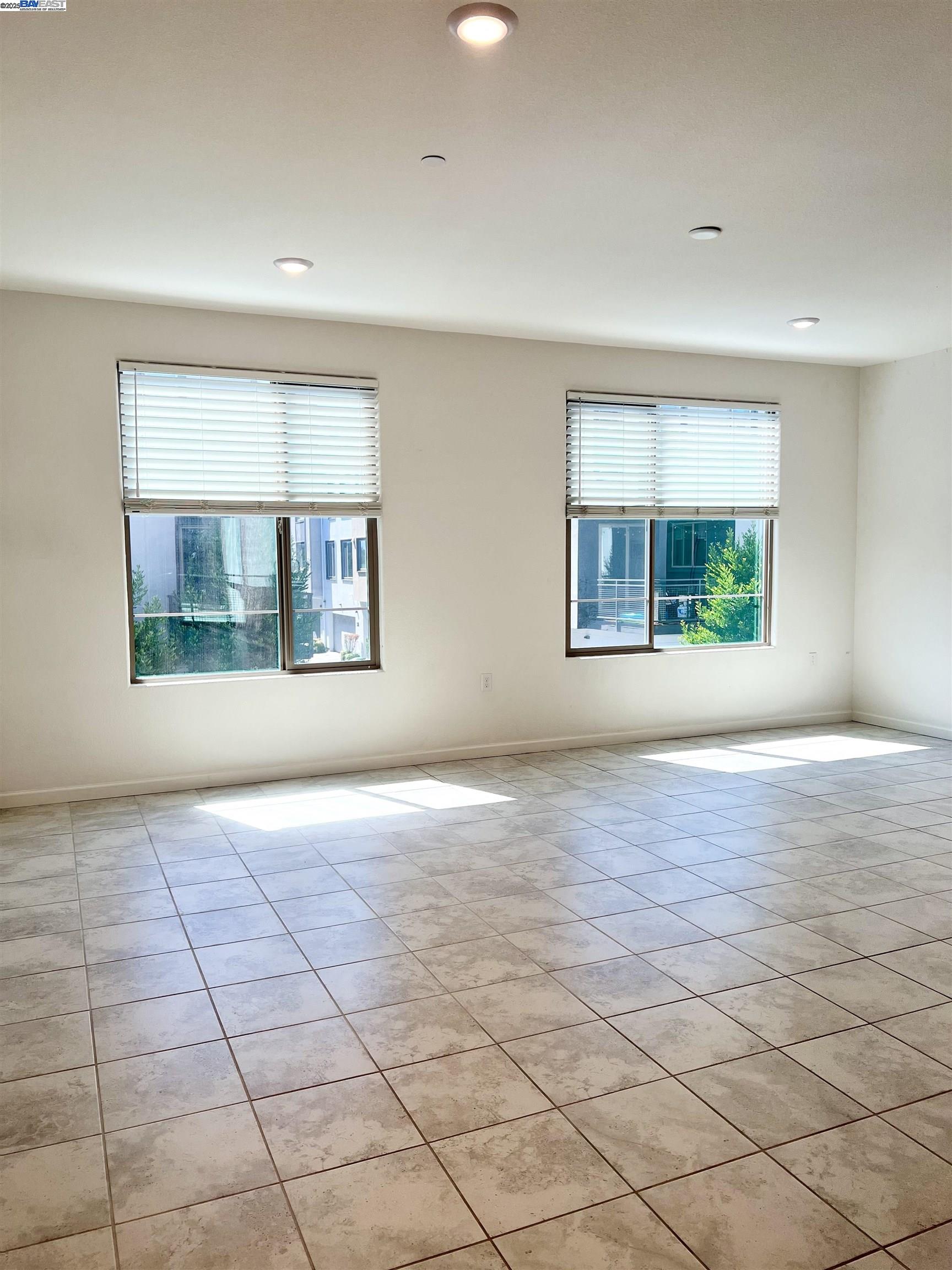 Detail Gallery Image 10 of 29 For 25350 Parklane Dr, Hayward,  CA 94544 - 4 Beds | 3/1 Baths