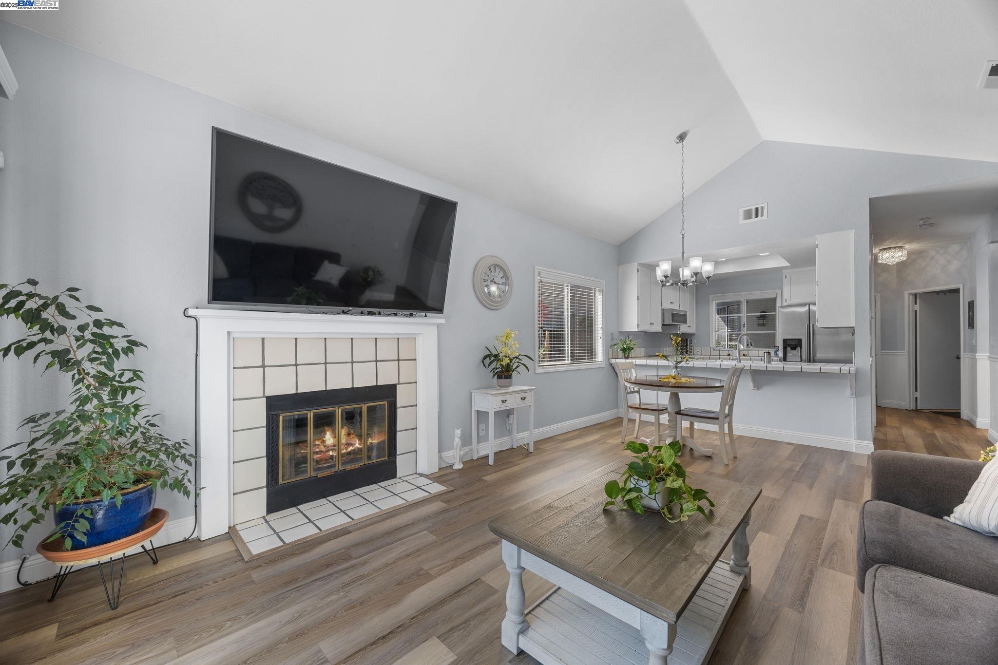 Detail Gallery Image 2 of 35 For 2041 Star Pine Way, San Leandro,  CA 94577 - 3 Beds | 2 Baths
