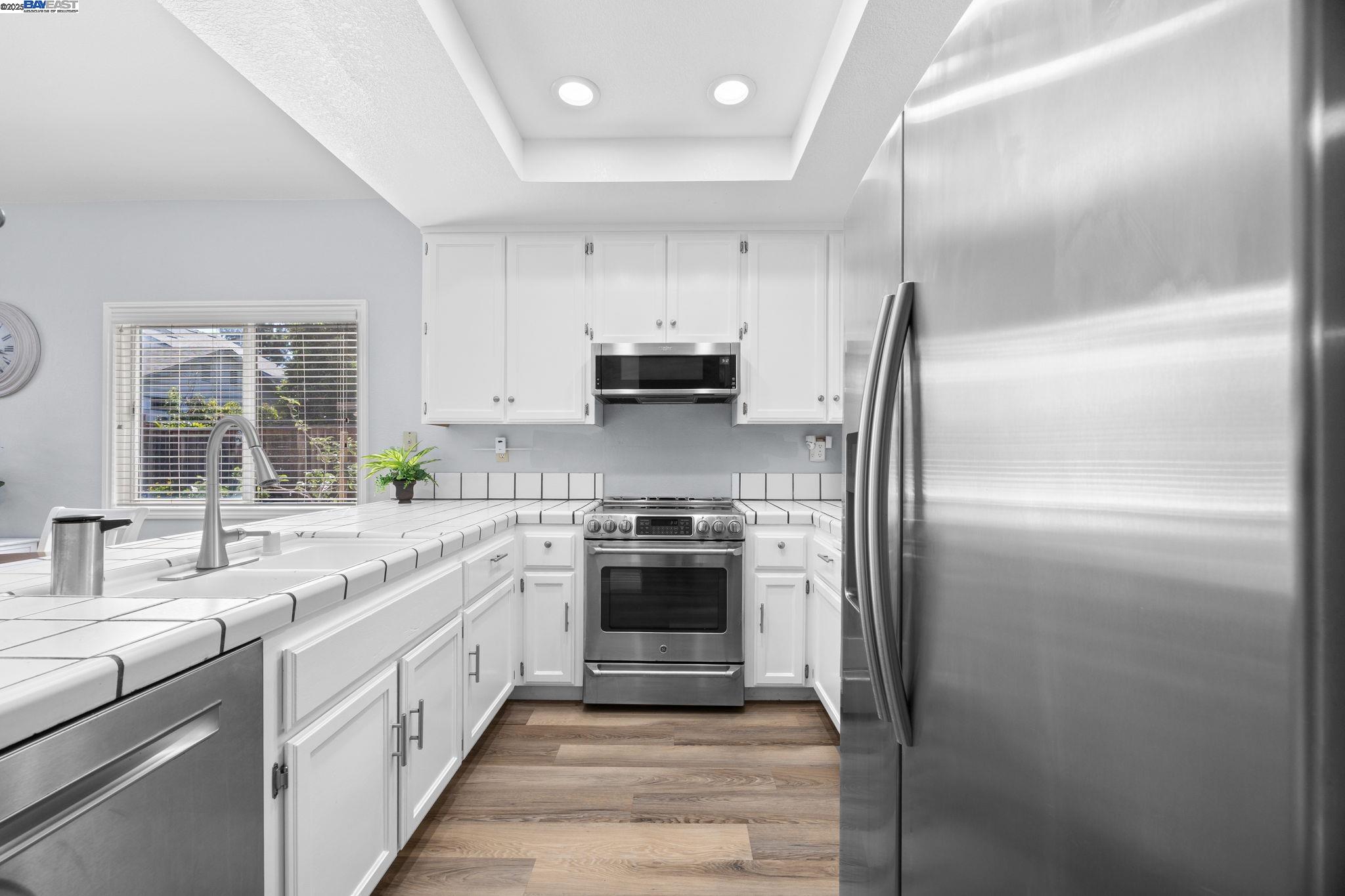 Detail Gallery Image 3 of 35 For 2041 Star Pine Way, San Leandro,  CA 94577 - 3 Beds | 2 Baths