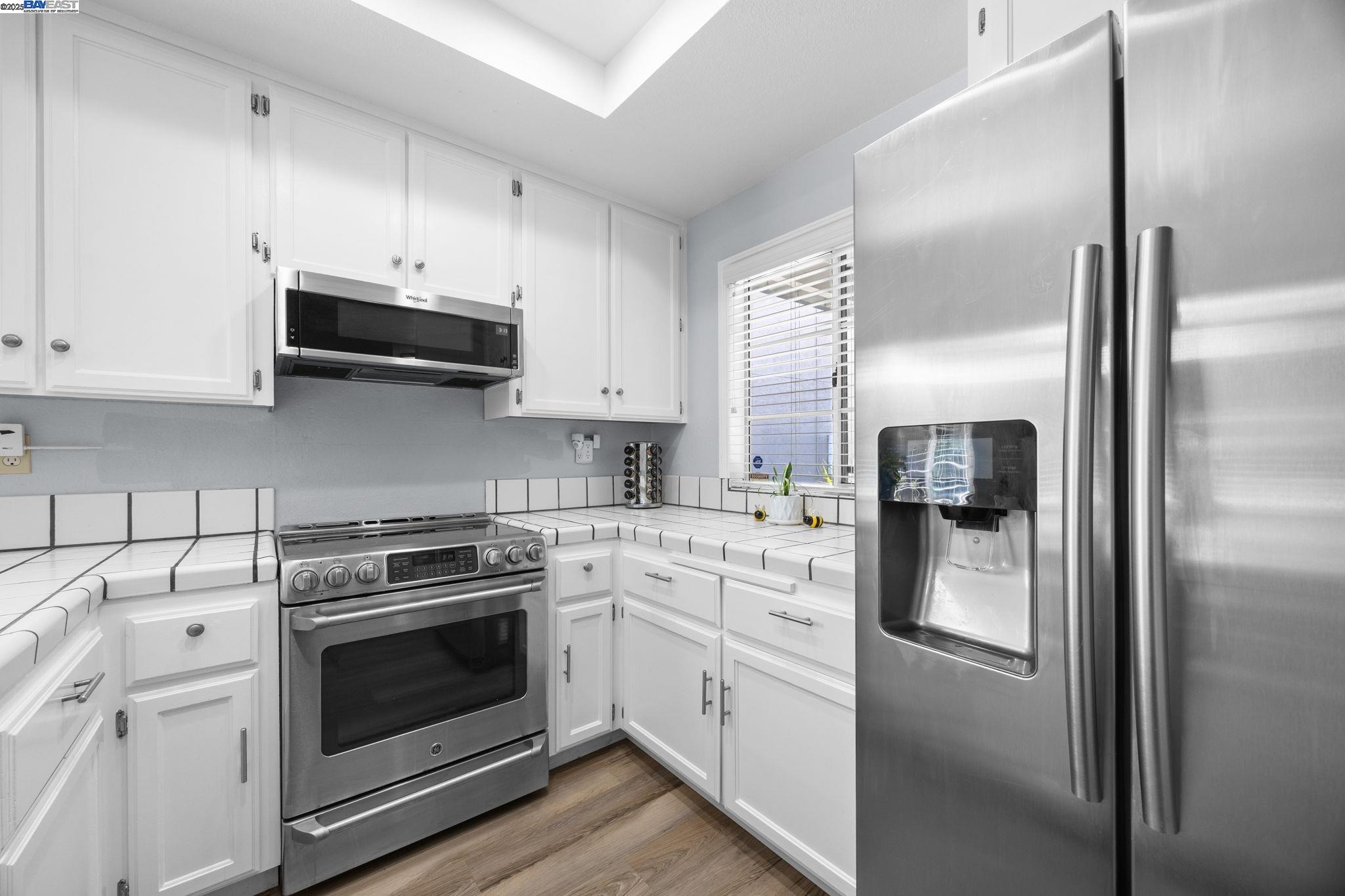 Detail Gallery Image 4 of 35 For 2041 Star Pine Way, San Leandro,  CA 94577 - 3 Beds | 2 Baths