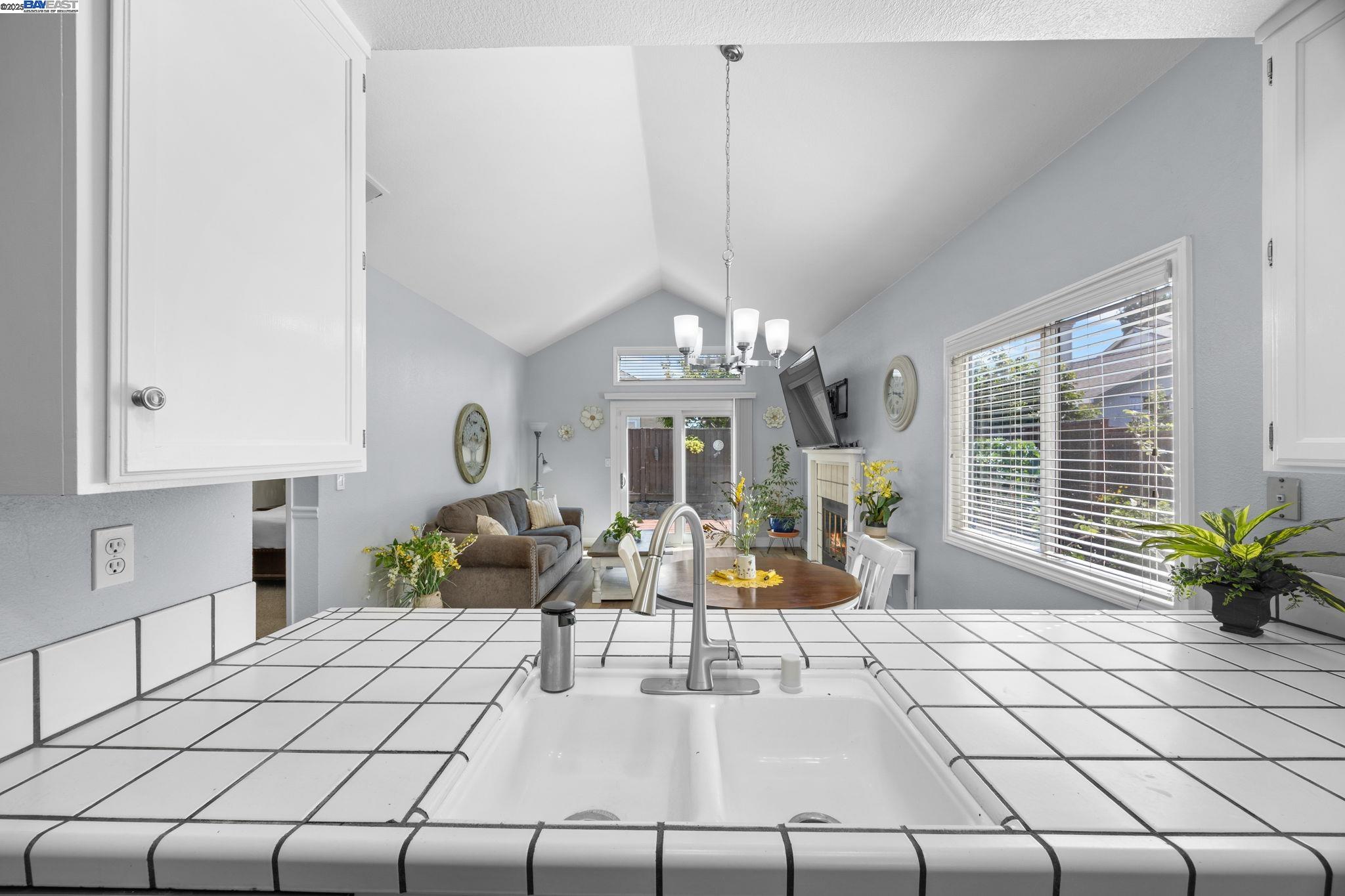 Detail Gallery Image 5 of 35 For 2041 Star Pine Way, San Leandro,  CA 94577 - 3 Beds | 2 Baths
