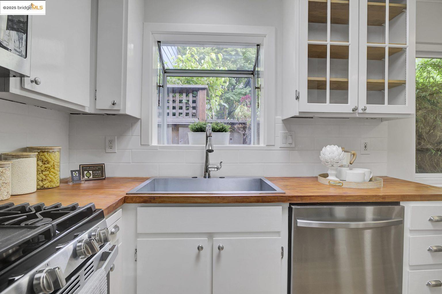 Detail Gallery Image 12 of 39 For 4519 Shafter Ave, Oakland,  CA 94609 - 3 Beds | 2 Baths