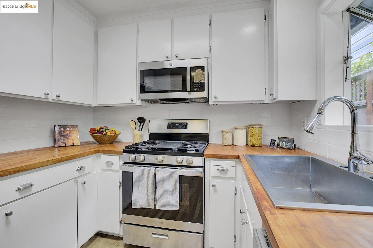 Detail Gallery Image 13 of 39 For 4519 Shafter Ave, Oakland,  CA 94609 - 3 Beds | 2 Baths