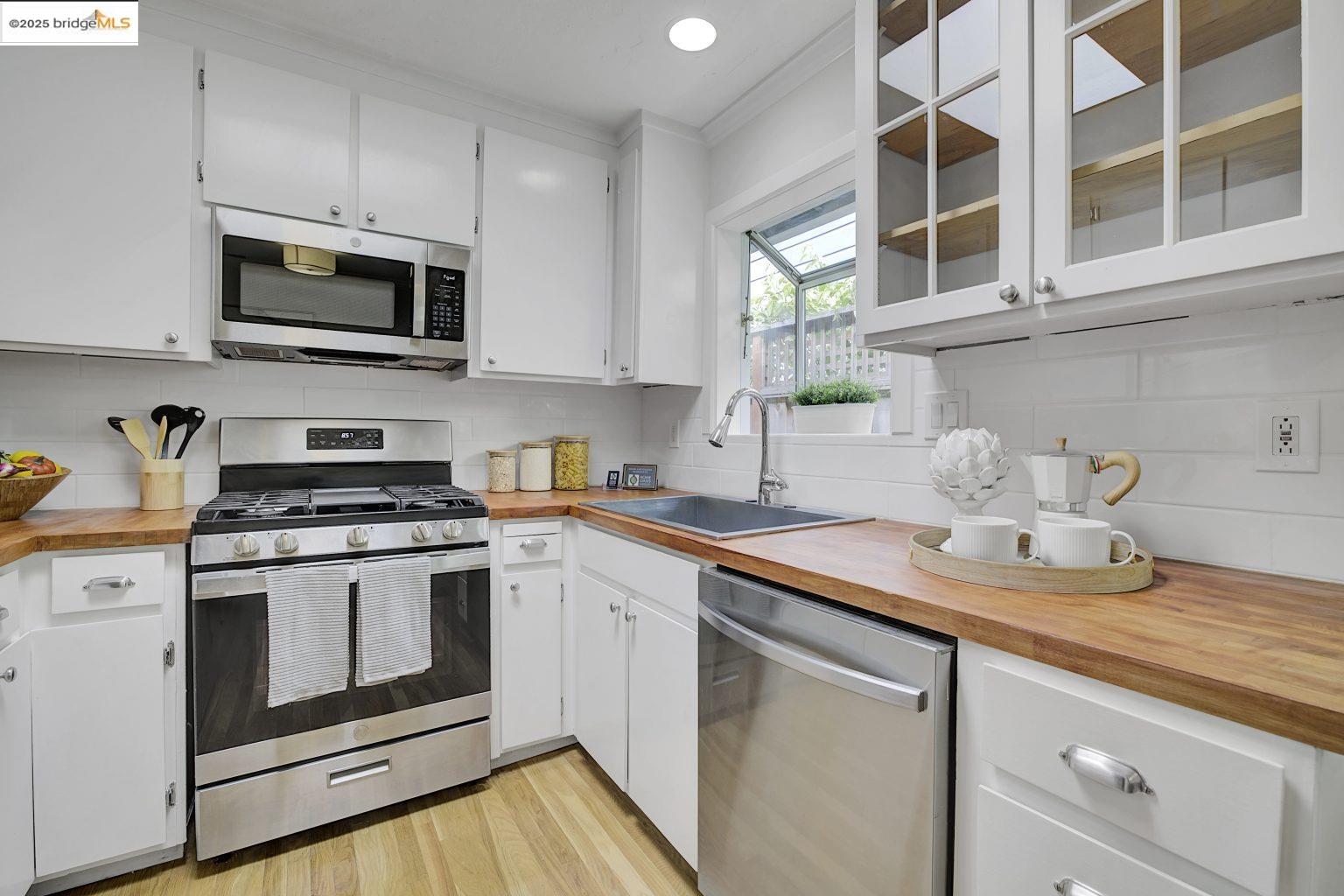 Detail Gallery Image 10 of 39 For 4519 Shafter Ave, Oakland,  CA 94609 - 3 Beds | 2 Baths