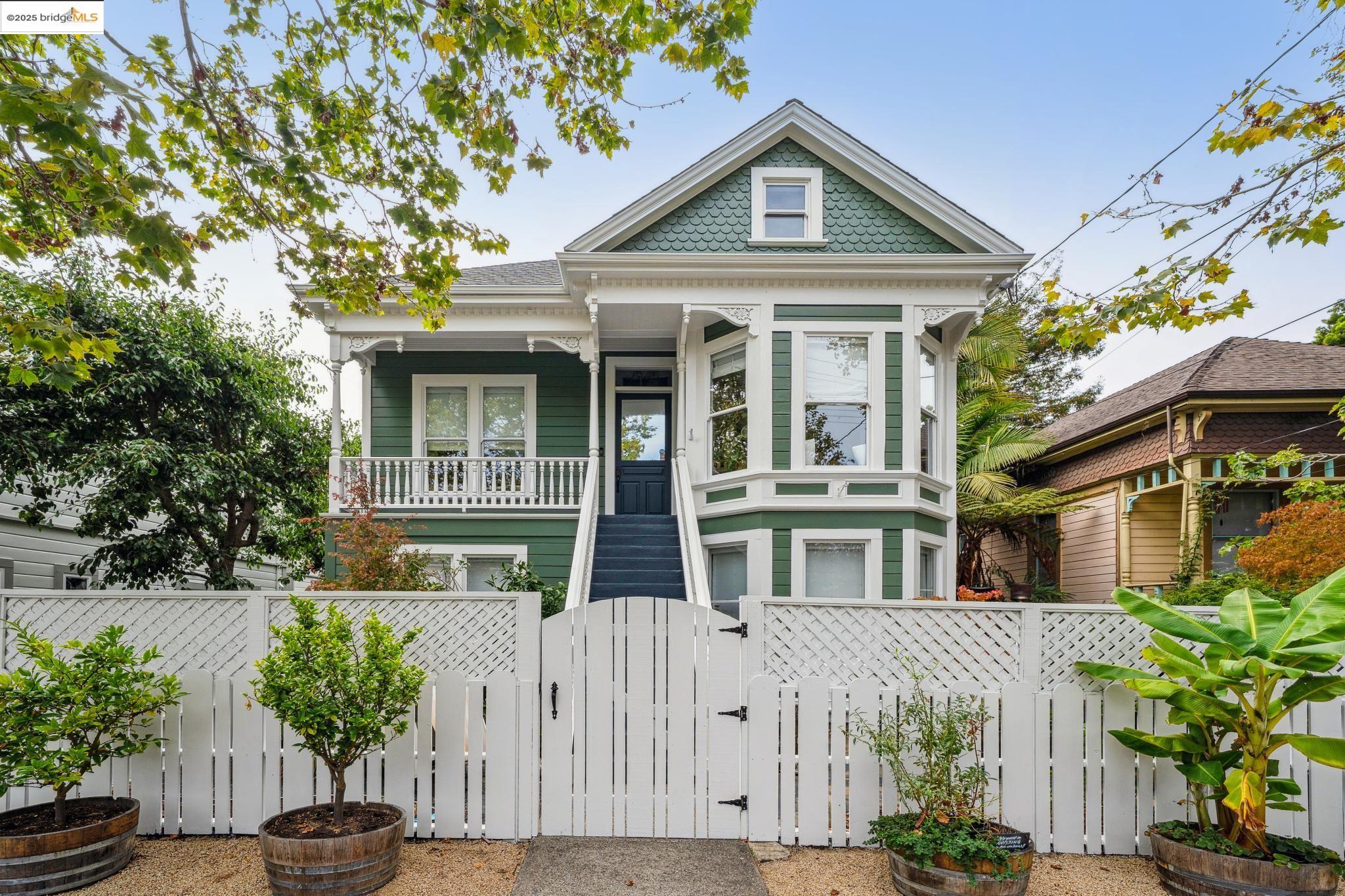 Browse active condo listings in BERKELEY