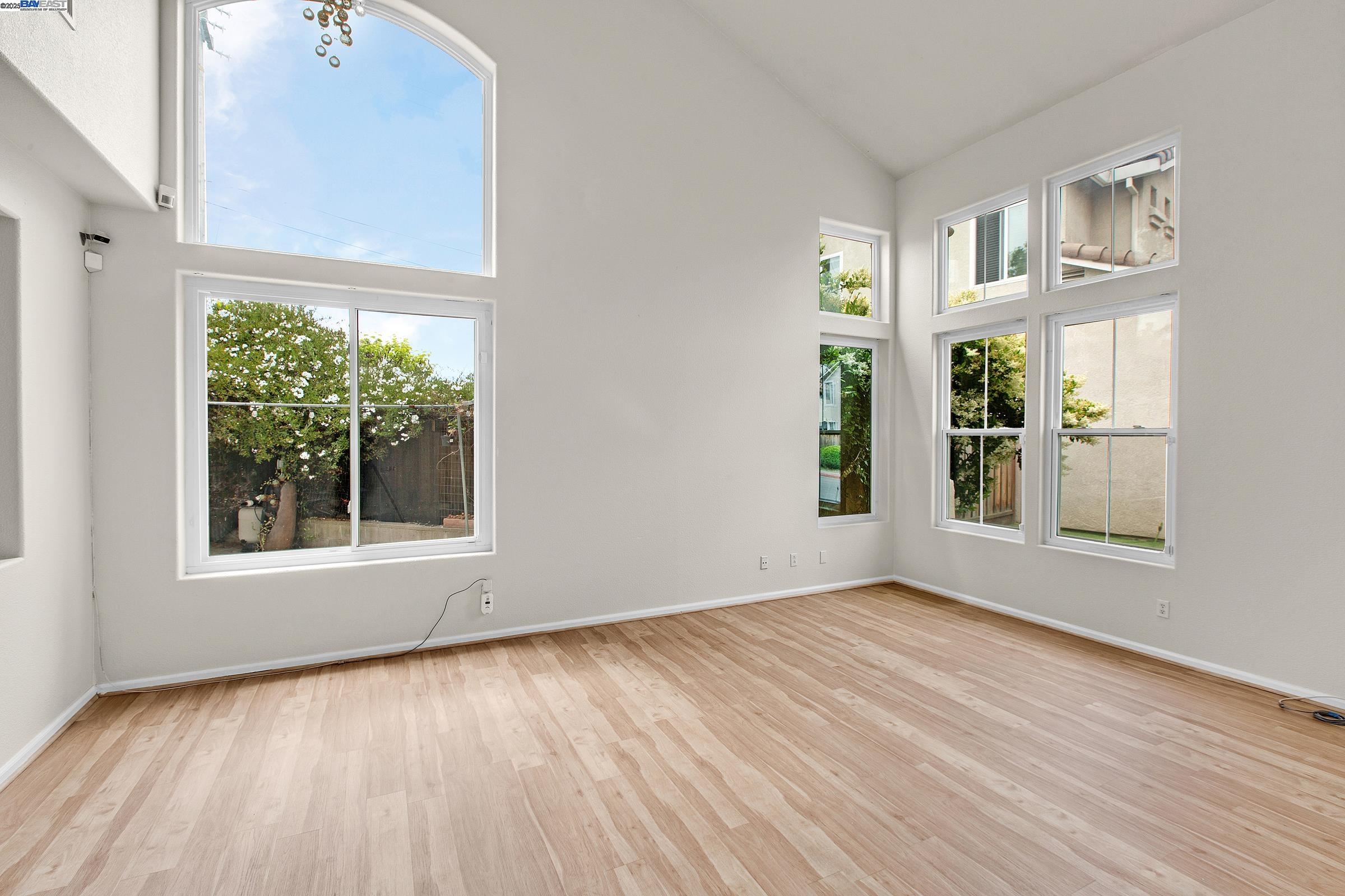 Detail Gallery Image 7 of 37 For 1205 Amber Ct, San Leandro,  CA 94577 - 4 Beds | 2/1 Baths