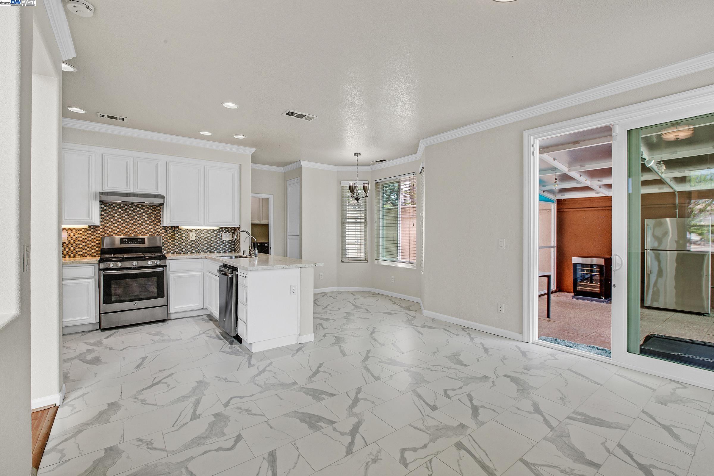 Detail Gallery Image 9 of 37 For 1205 Amber Ct, San Leandro,  CA 94577 - 4 Beds | 2/1 Baths