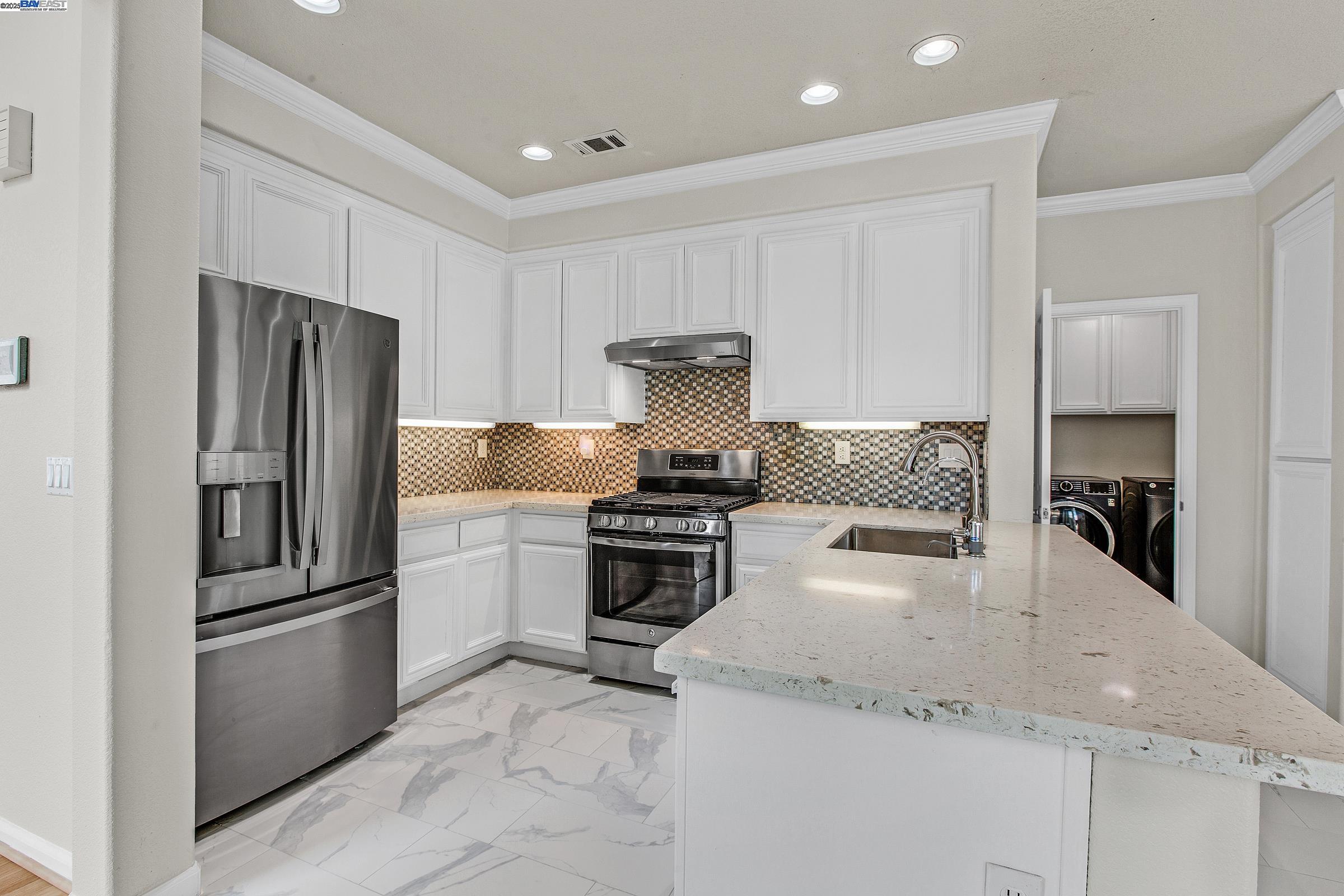 Detail Gallery Image 10 of 37 For 1205 Amber Ct, San Leandro,  CA 94577 - 4 Beds | 2/1 Baths