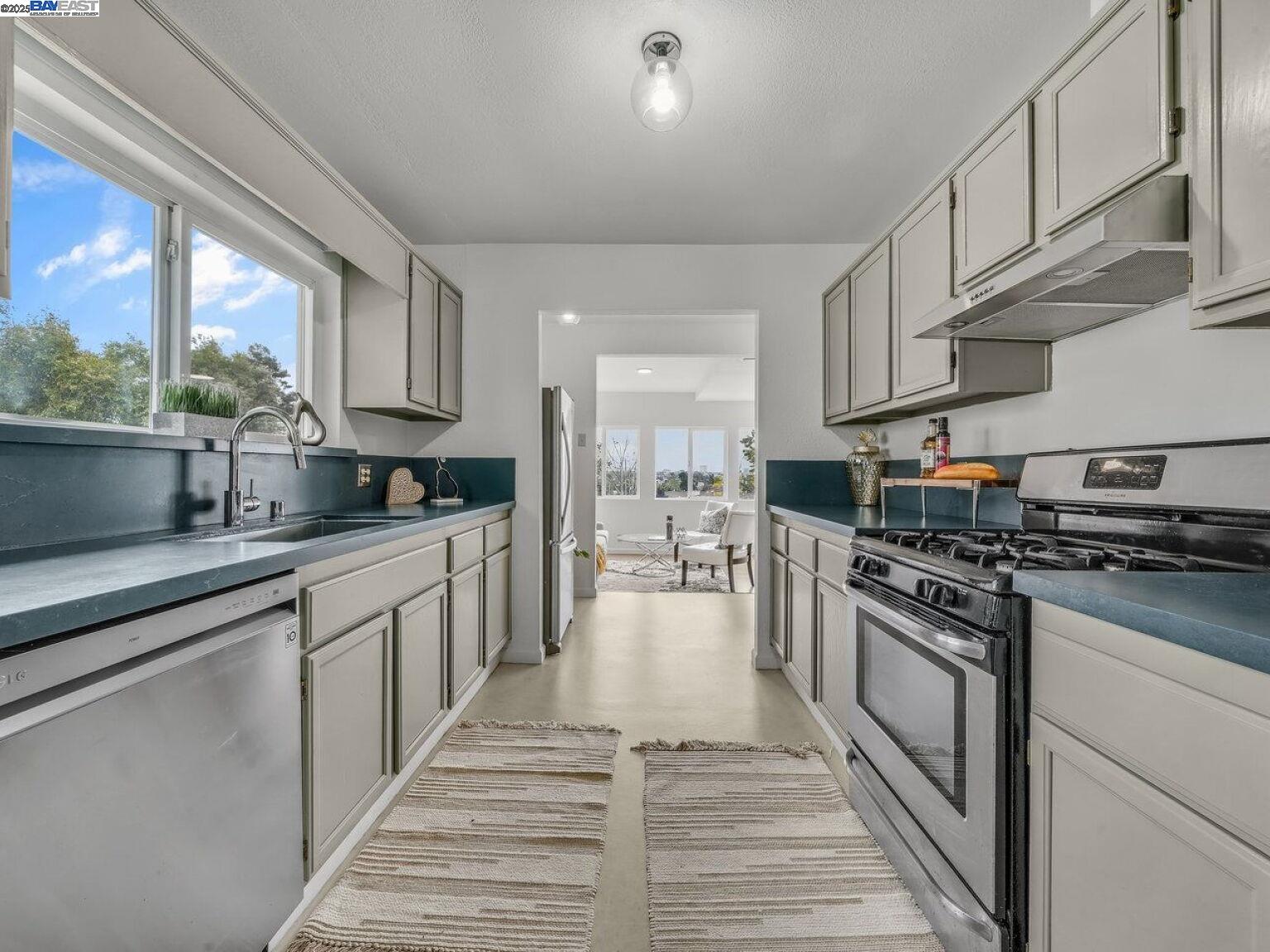 Detail Gallery Image 12 of 60 For 812 Washington Avenue, Albany,  CA 94706 - 4 Beds | 2/1 Baths