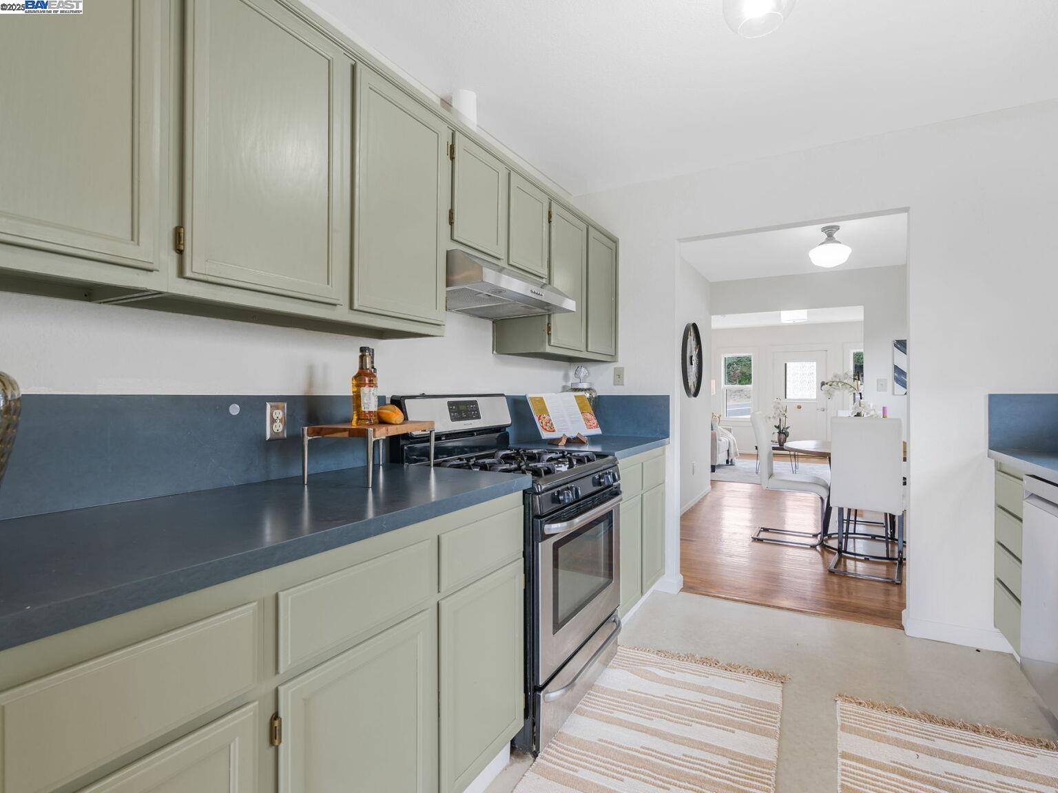 Detail Gallery Image 20 of 60 For 812 Washington Avenue, Albany,  CA 94706 - 4 Beds | 2/1 Baths