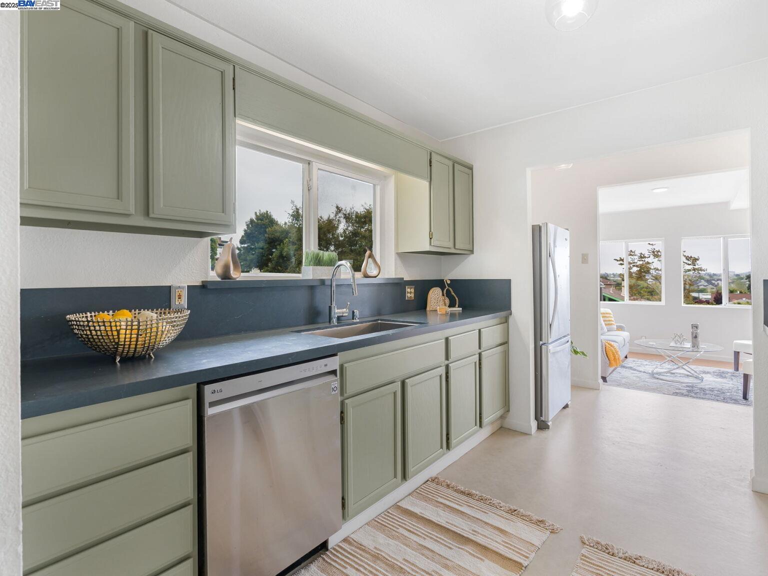Detail Gallery Image 21 of 60 For 812 Washington Avenue, Albany,  CA 94706 - 4 Beds | 2/1 Baths