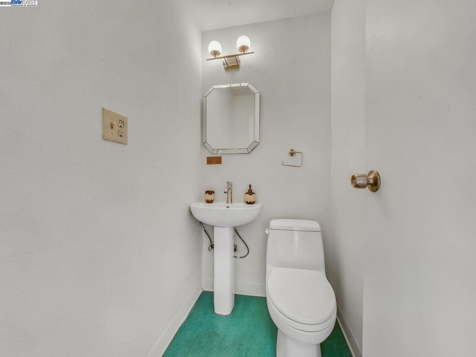 Detail Gallery Image 31 of 60 For 812 Washington Avenue, Albany,  CA 94706 - 4 Beds | 2/1 Baths