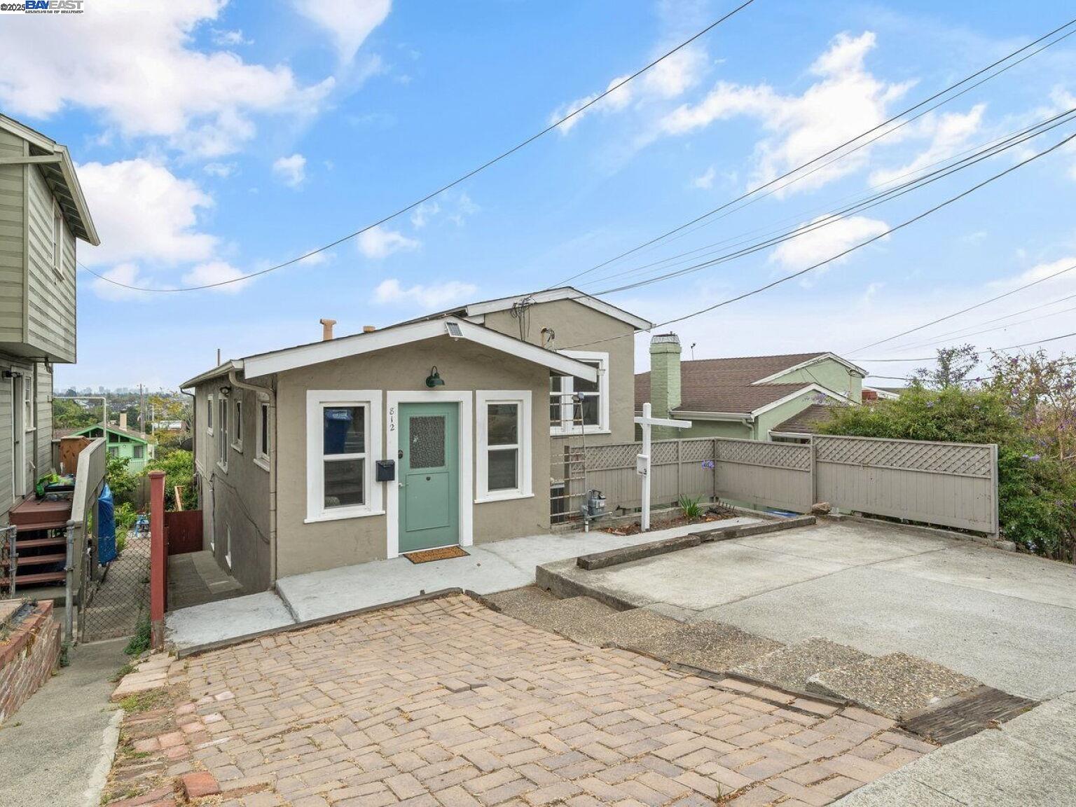 Detail Gallery Image 8 of 60 For 812 Washington Avenue, Albany,  CA 94706 - 4 Beds | 2/1 Baths