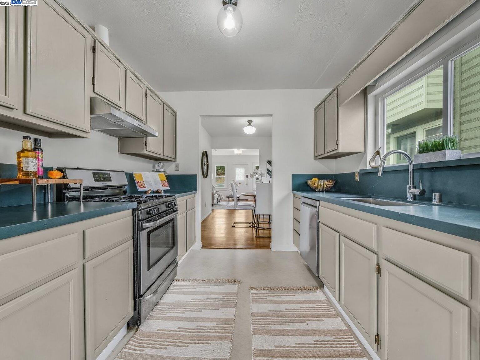 Detail Gallery Image 9 of 60 For 812 Washington Avenue, Albany,  CA 94706 - 4 Beds | 2/1 Baths