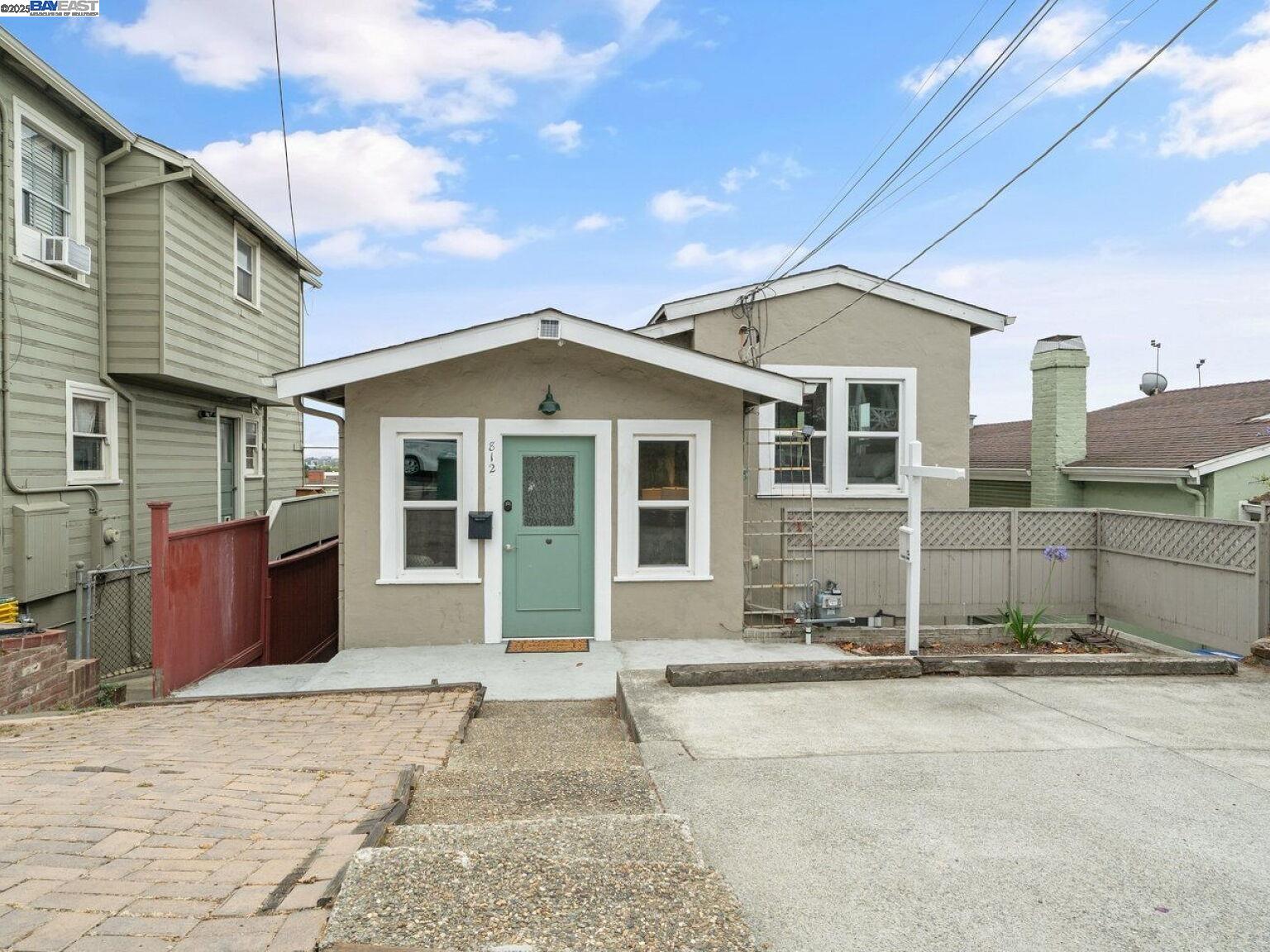 Detail Gallery Image 10 of 60 For 812 Washington Avenue, Albany,  CA 94706 - 4 Beds | 2/1 Baths