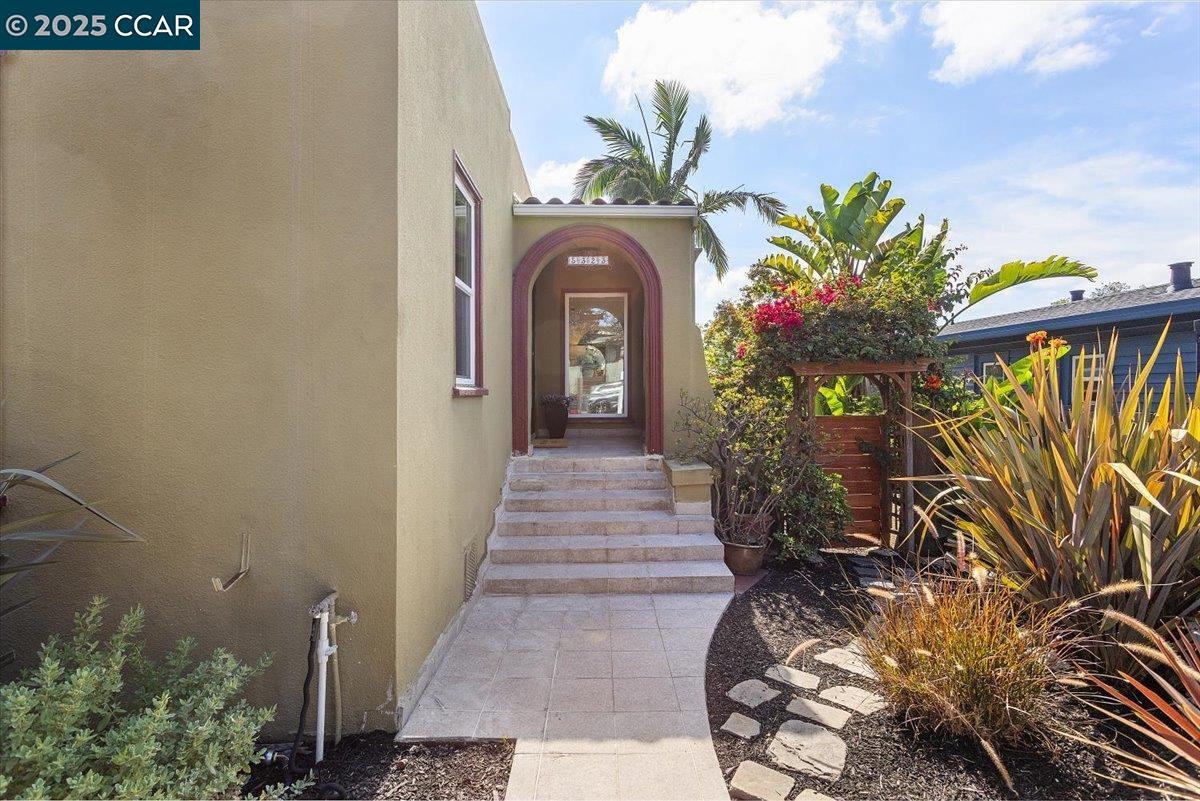 Detail Gallery Image 4 of 60 For 5323 Normandie Ave, Oakland,  CA 94619 - 2 Beds | 2 Baths