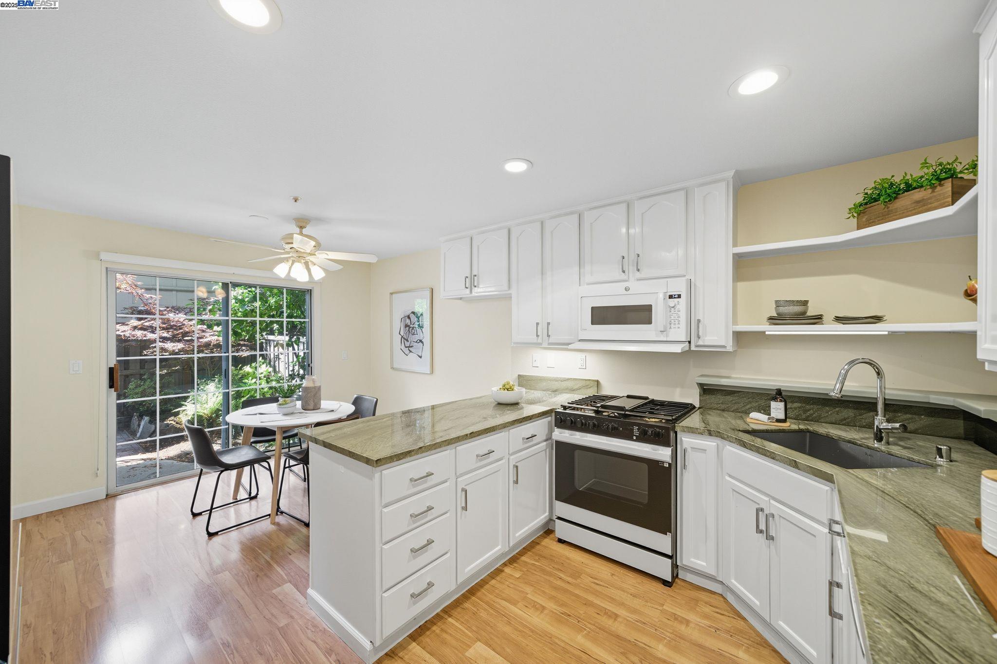 Detail Gallery Image 11 of 41 For 1555 Oxford Sreet, Redwood City,  CA 94061 - 3 Beds | 2/1 Baths