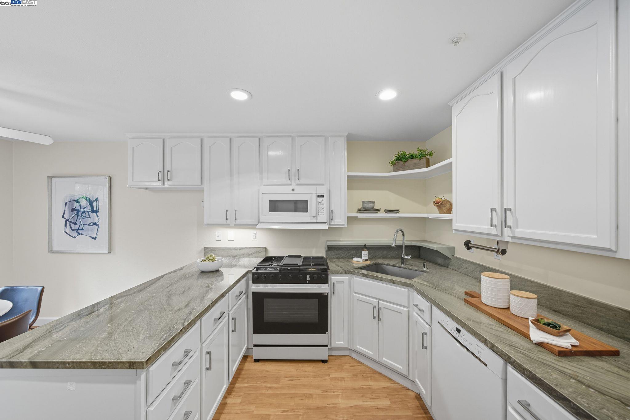 Detail Gallery Image 15 of 41 For 1555 Oxford Sreet, Redwood City,  CA 94061 - 3 Beds | 2/1 Baths