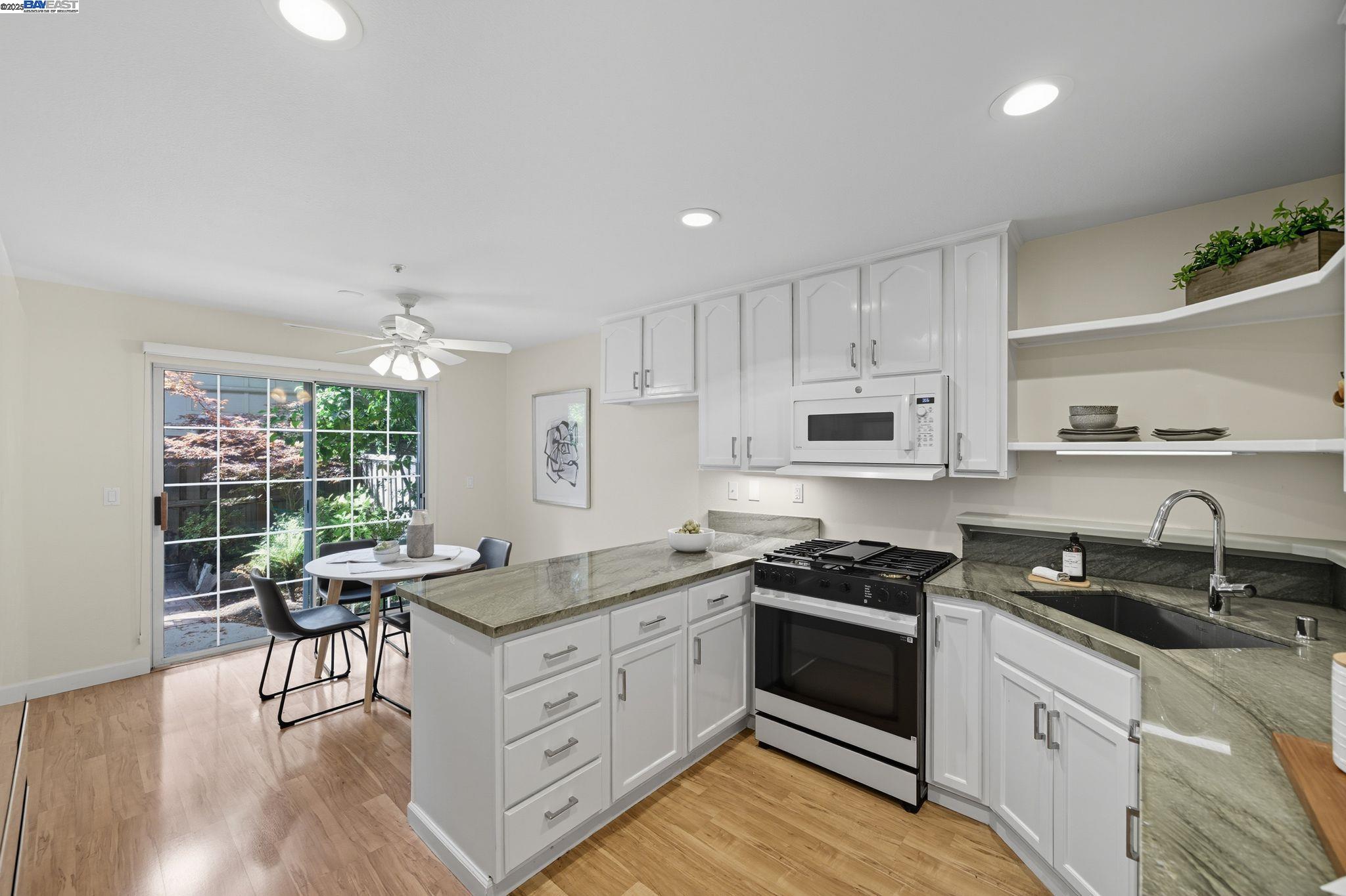 Detail Gallery Image 7 of 41 For 1555 Oxford Sreet, Redwood City,  CA 94061 - 3 Beds | 2/1 Baths