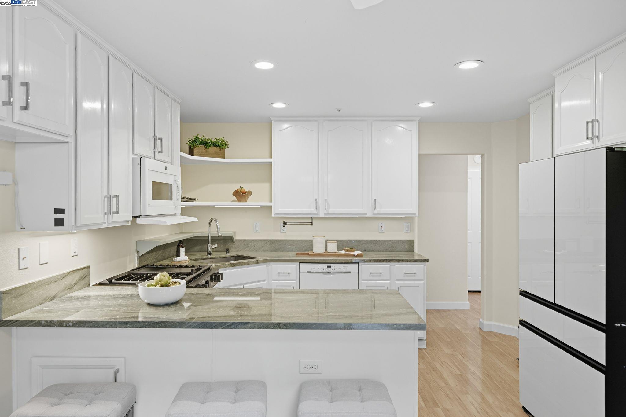 Detail Gallery Image 9 of 41 For 1555 Oxford Sreet, Redwood City,  CA 94061 - 3 Beds | 2/1 Baths