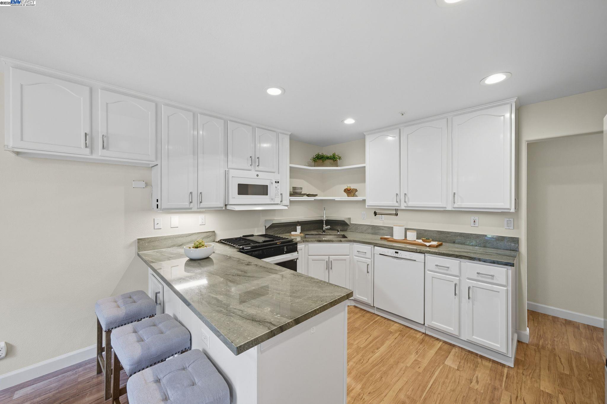 Detail Gallery Image 10 of 41 For 1555 Oxford Sreet, Redwood City,  CA 94061 - 3 Beds | 2/1 Baths