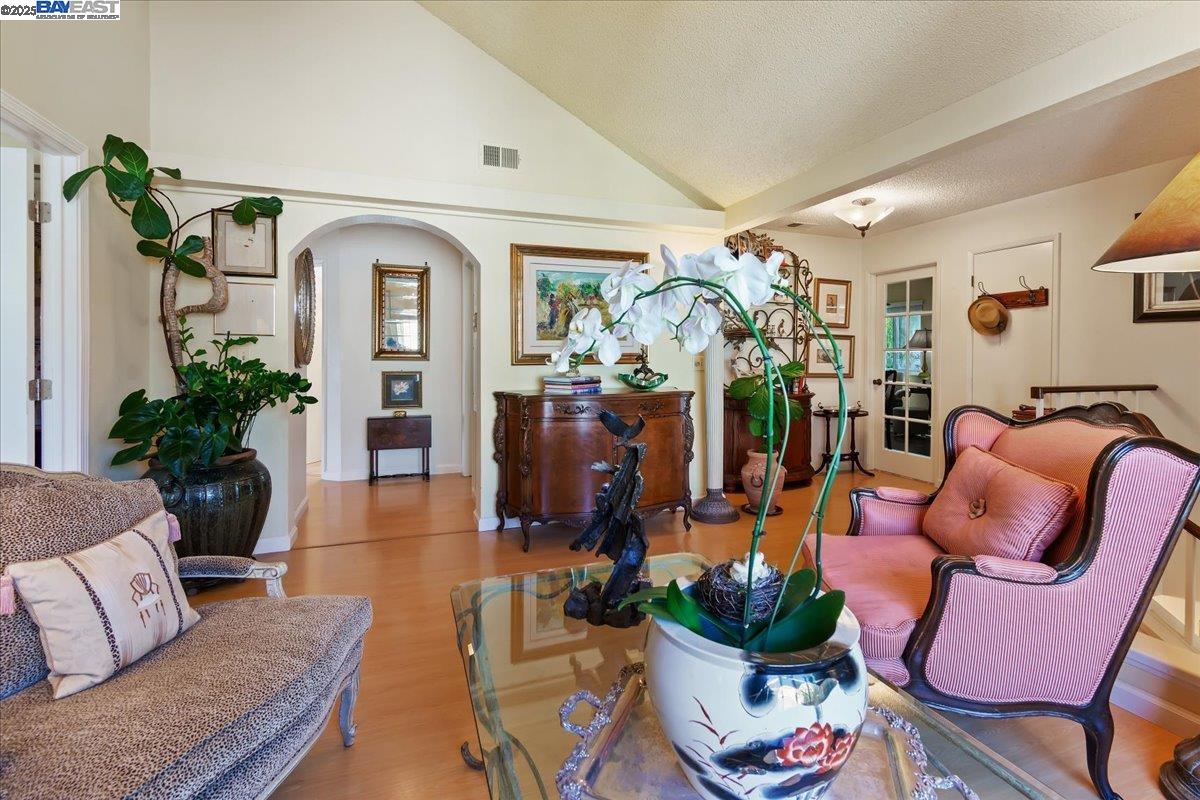 Detail Gallery Image 14 of 39 For 137 Parfait Ln, Alameda,  CA 94502 - 3 Beds | 2 Baths