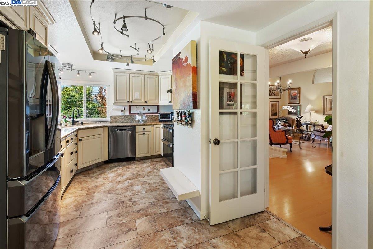 Detail Gallery Image 17 of 39 For 137 Parfait Ln, Alameda,  CA 94502 - 3 Beds | 2 Baths