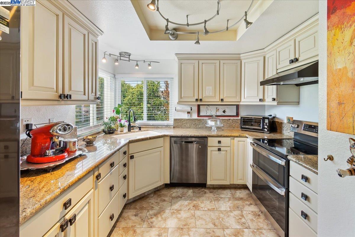 Detail Gallery Image 18 of 39 For 137 Parfait Ln, Alameda,  CA 94502 - 3 Beds | 2 Baths
